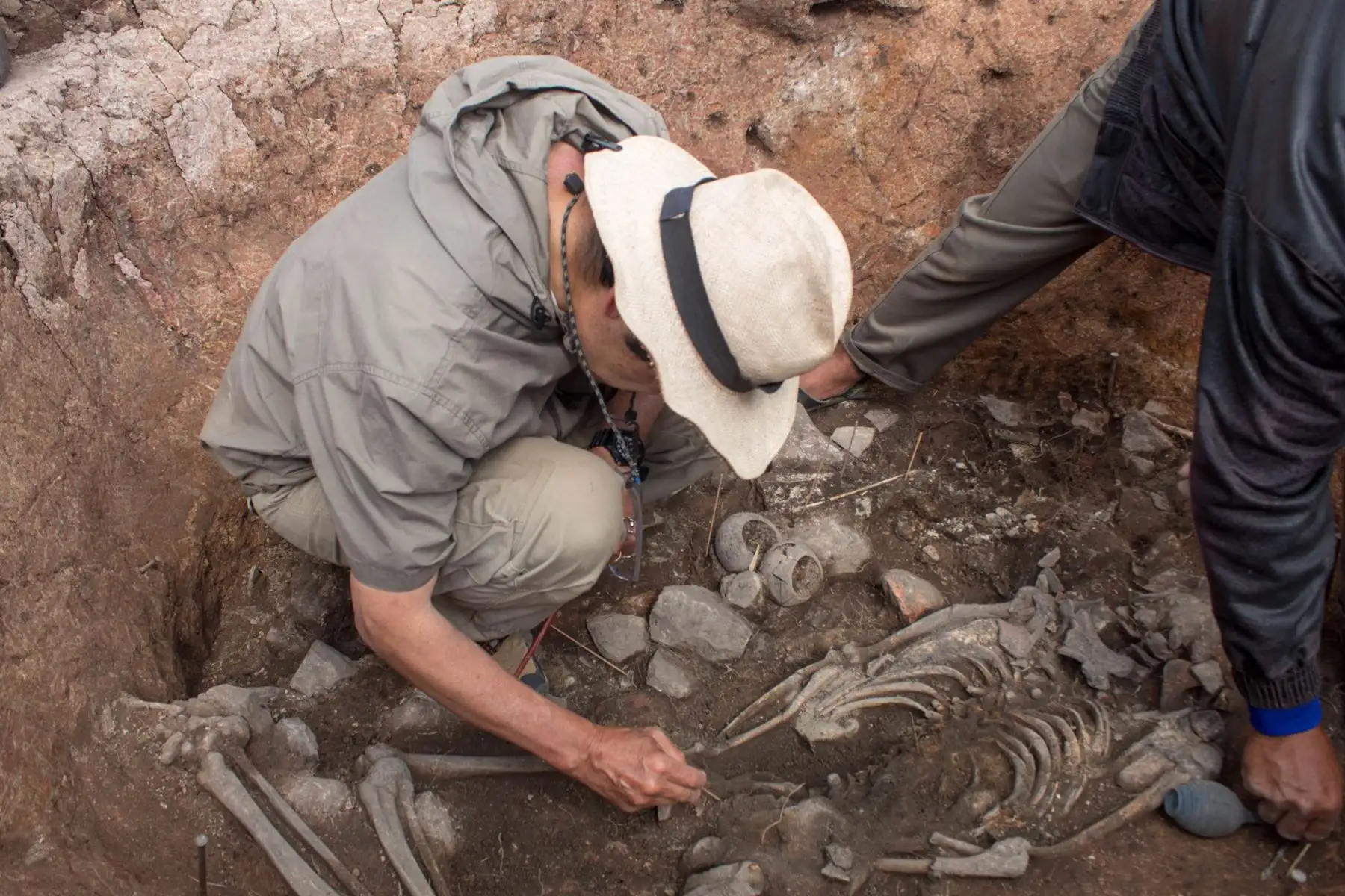 Este descubrimiento fue hecho por el equipo de investigación dirigido por los arqueólogos Mg. Yuji Seki y Mg. Daniel Morales, quienes junto con el Mg. Juan Pablo Villanueva, dieron aviso al Ministerio de Cultura, sobre este descubrimiento, el 24 de agosto.
Foto: Mincul