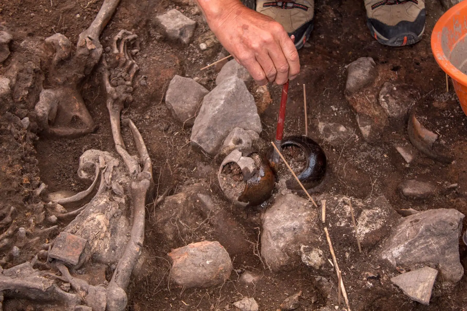 “La tumba del Sacerdote de 3000 años antes del presente” es el nombre con el que el equipo de investigación, integrado también por Elio Pérez, bautizó a un singular personaje de una antigüedad aproximada de 3000 años y que corresponde a los primeros líderes sacerdotales de los templos de la región.
Foto: Mincul
