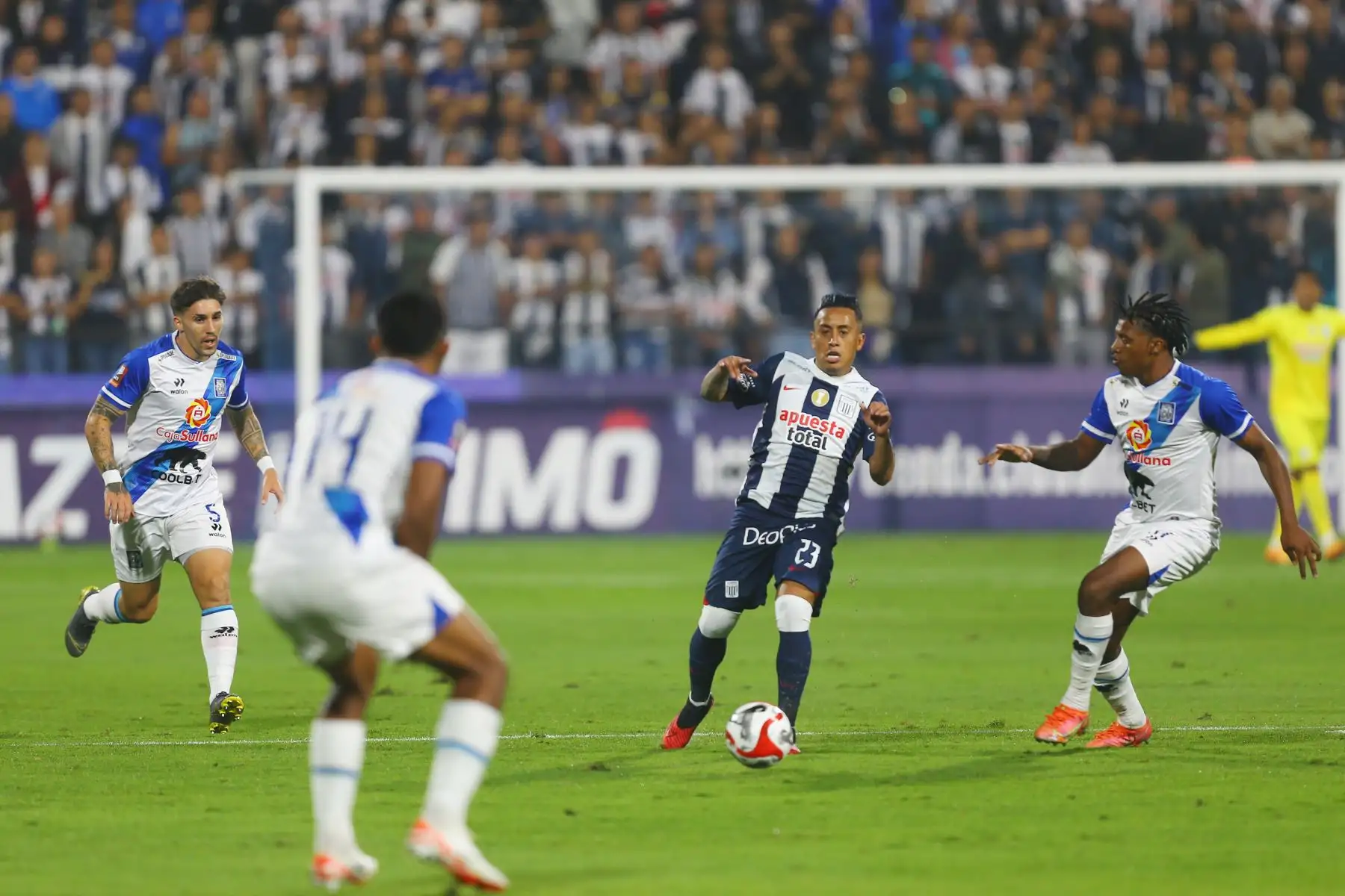 El jugador de Alianza Lima, Christian Cueva  , disputa el balón ante el jugador de  Alianza Atlético por la fecha 11 del Torneo Clausura en el estadio Alejandro Villanueva de La Victoria.  
Foto: ANDINA/Eddy Ramos