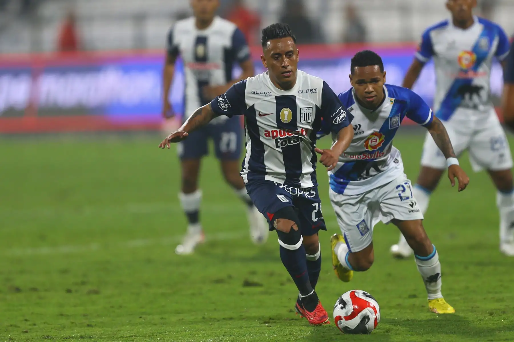 El jugador de Alianza Lima, Christian Cueva  , disputa el balón ante el jugador de  Alianza Atlético por la fecha 11 del Torneo Clausura en el estadio Alejandro Villanueva de La Victoria.  
Foto: ANDINA/Eddy Ramos