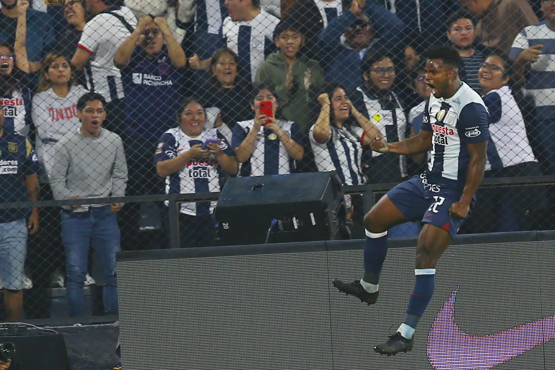 El jugador de Alianza Lima, Aldair Rodríguez, celebra su gol anotado  ante  Alianza Atlético por la fecha 11 del Torneo Clausura en el estadio Alejandro Villanueva de La Victoria.
Foto: ANDINA/Eddy Ramos