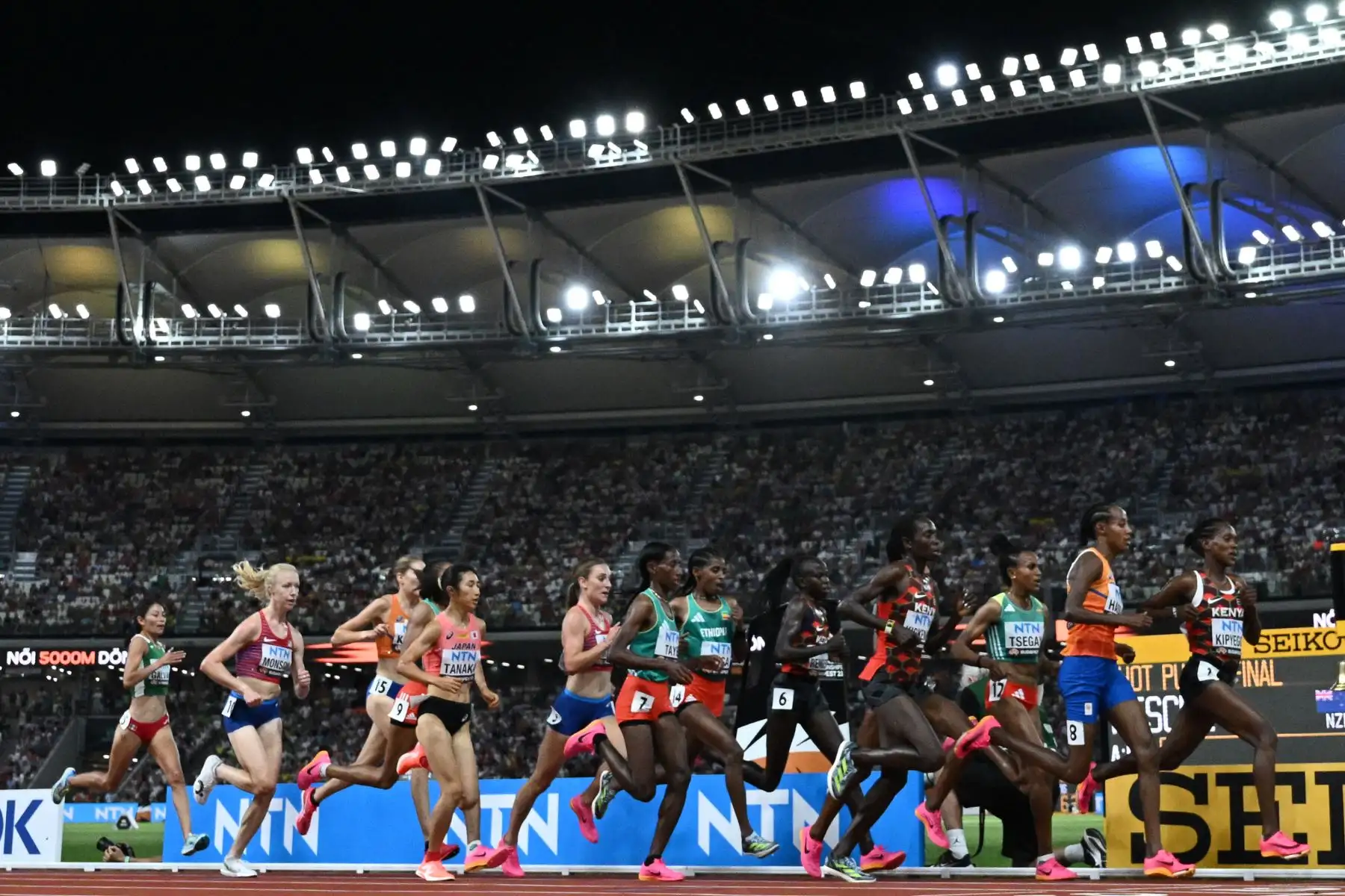 aith Kipyegon, de Kenia, y Sifan Hassan, de Holanda, compiten en la final femenina de 5000 m durante el Campeonato Mundial de Atletismo en el Centro Nacional de Atletismo de Budapest.
Foto: AFP