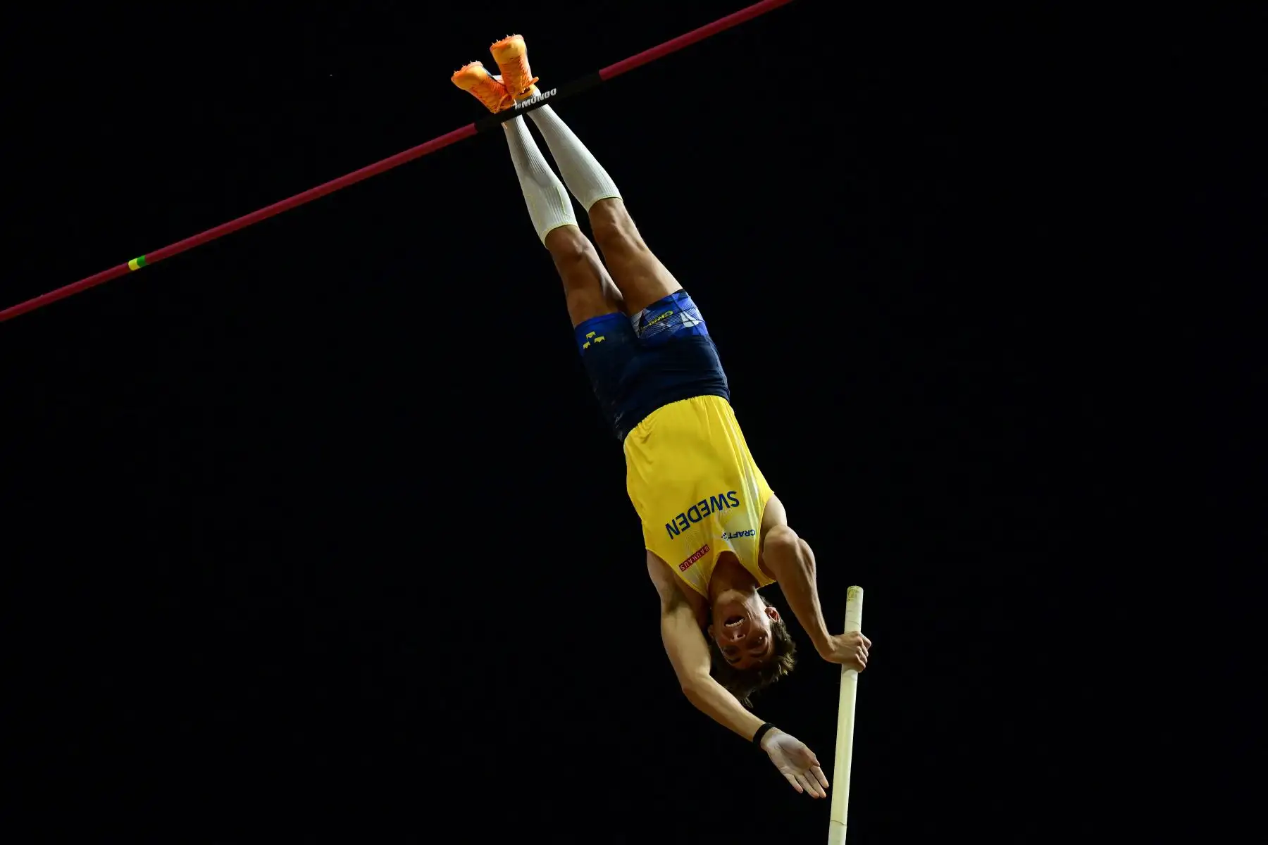 El sueco Armand Duplantis compite en la final de salto con pértiga masculina durante el Campeonato Mundial de Atletismo en el Centro Nacional de Atletismo de Budapest.
Foto: AFP