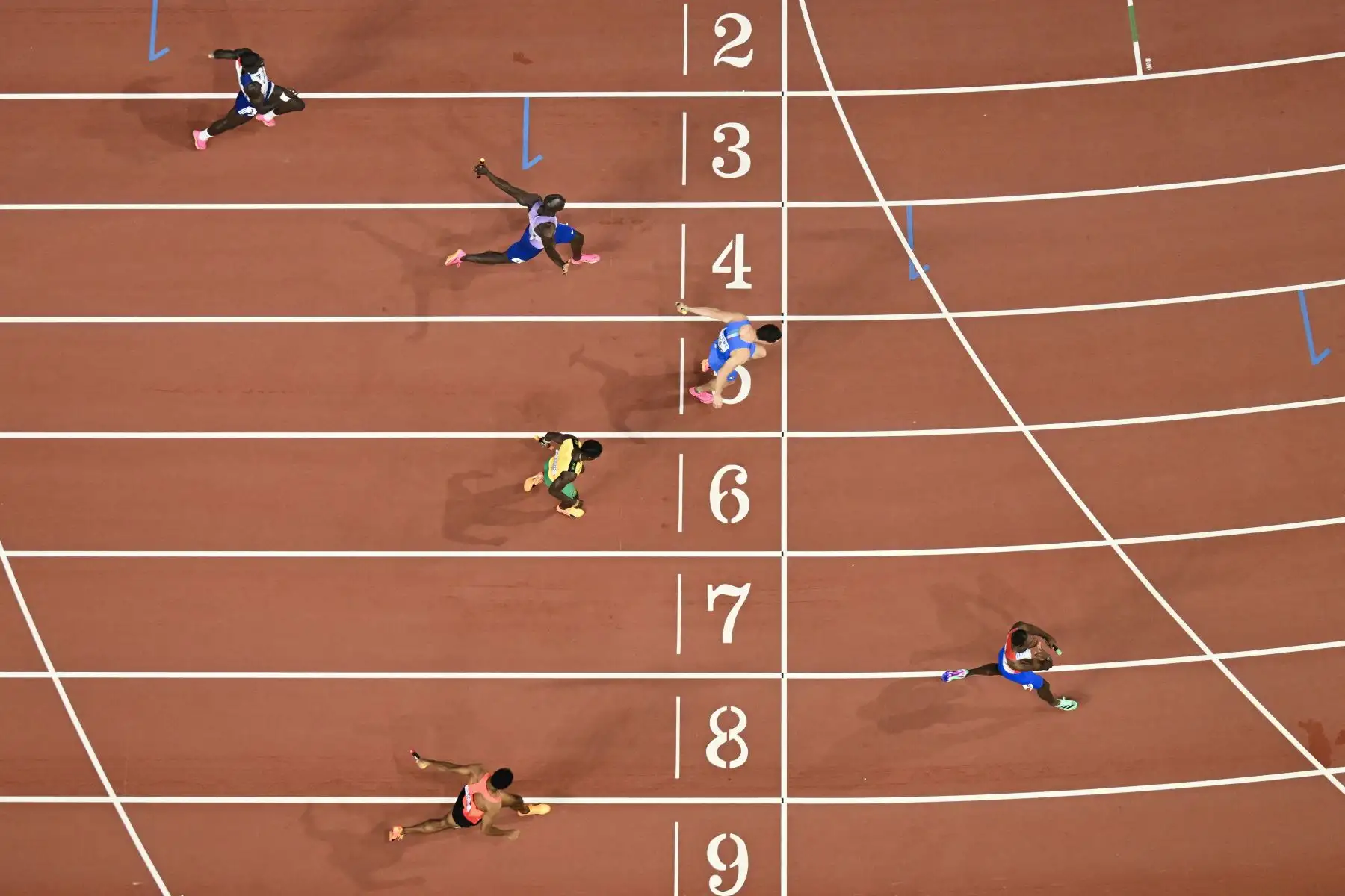 El estadounidense Noah Lyles  cruza la línea de meta frente al italiano Filippo Tortu  y al jamaiquino Rohan Watson en la final masculina de relevos 4x100m durante el Campeonato Mundial de Atletismo en el Centro Nacional de Atletismo de Budapest.
Foto: AFP