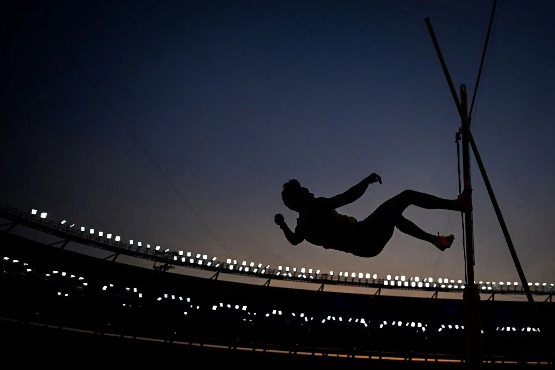 El sueco Armand Duplantis compite en la final de salto con pértiga masculina durante el Campeonato Mundial de Atletismo en el Centro Nacional de Atletismo de Budapest.
Foto: AFP