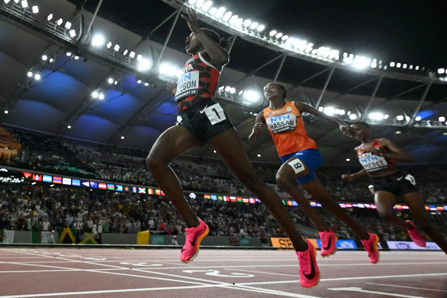 Faith Kipyegon de Kenia, Sifan Hassan de Holanda y Beatrice Chebet de Kenia cruzan la línea de meta en la final femenina de 5000 m durante el Campeonato Mundial de Atletismo.
Foto: AFP