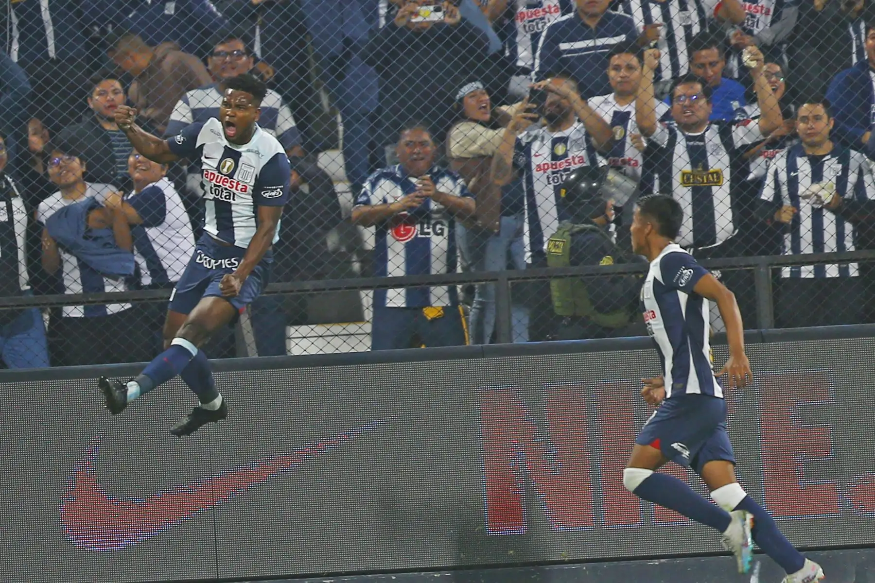 El jugador de Alianza Lima, Aldair Rodríguez, celebra su gol anotado  ante  Alianza Atlético por la fecha 11 del Torneo Clausura en el estadio Alejandro Villanueva de La Victoria.
Foto: ANDINA/Eddy Ramos