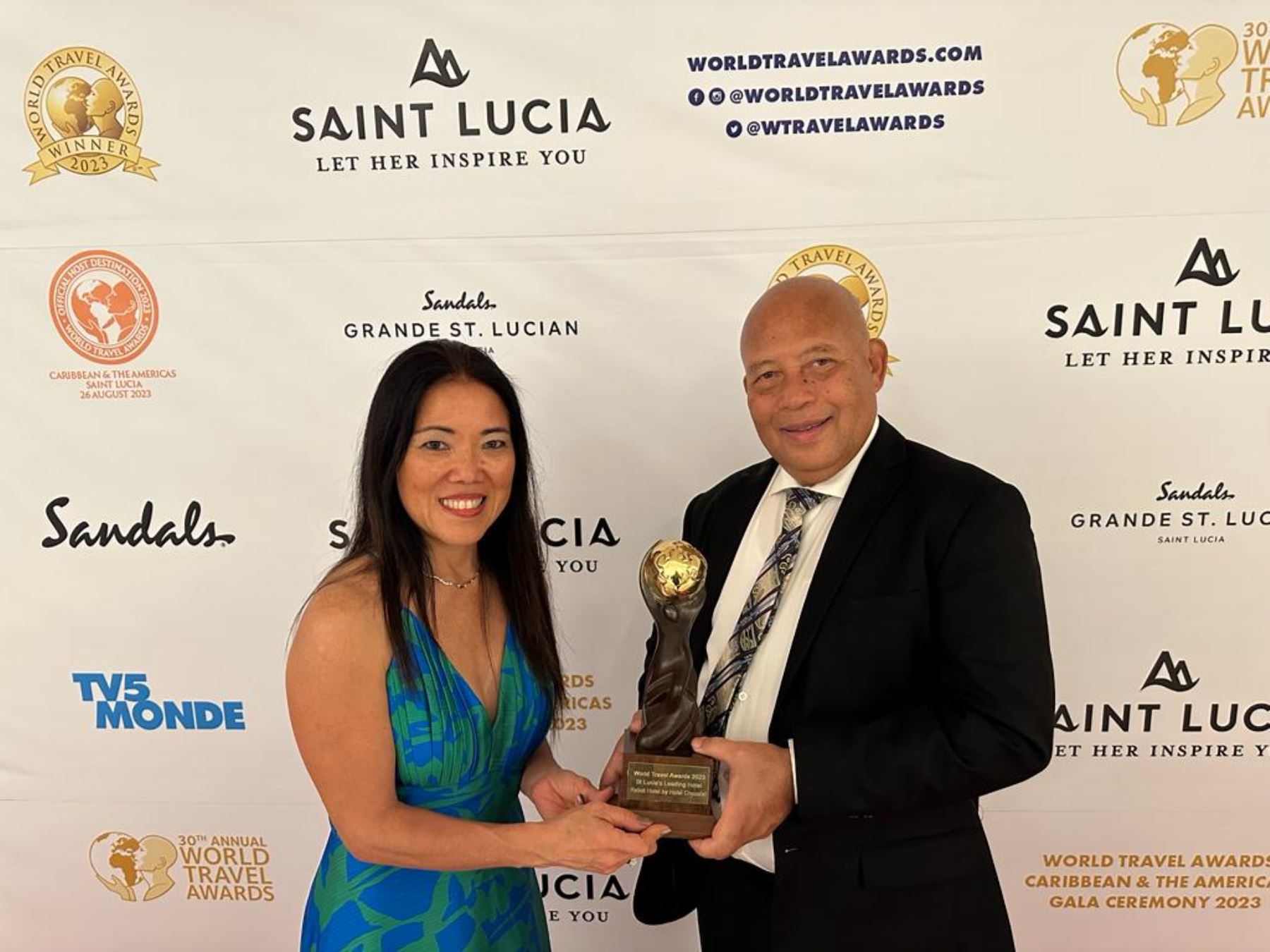 Presidenta ejecutiva de PROMPERÚ, Angélica Matsuda recibe los premios en evento de la WTA  organizado en Santa Lucía