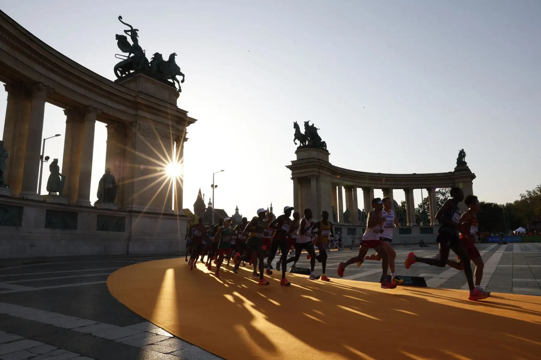 Los corredores durante la prueba de maratón masculino disputada este domingo en el Campeonato del Mundo de Atletismo de Budapest.
Foto: EFE