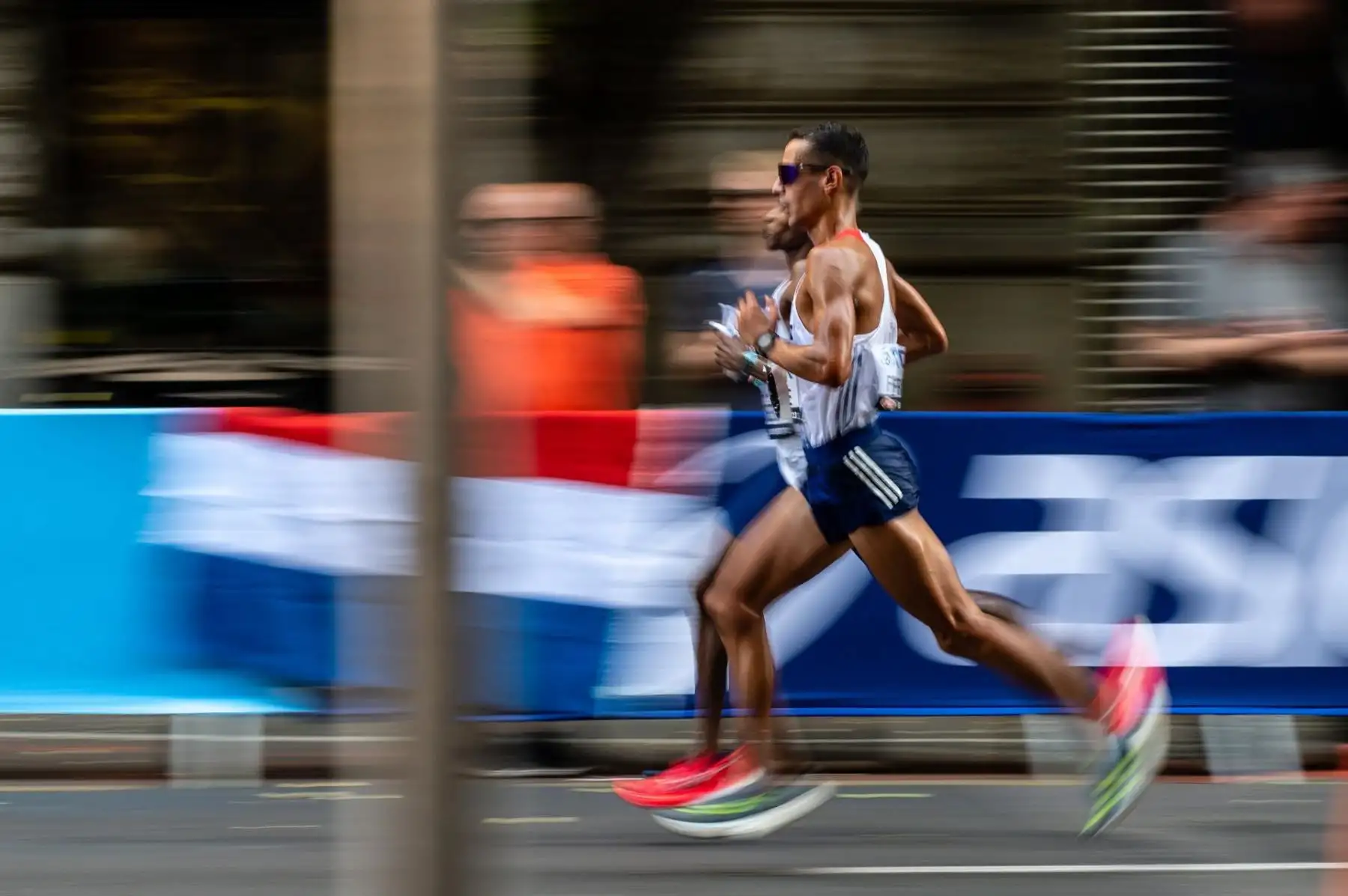 Mehdi Frere de Francia compite en la maratón masculina del Campeonato Mundial de Atletismo en la calle Andrassy en Budapest, Hungría, 27 de agosto de 2023. (Mundial de Atletismo, Maratón, Francia, Hungría)
Foto: EFE