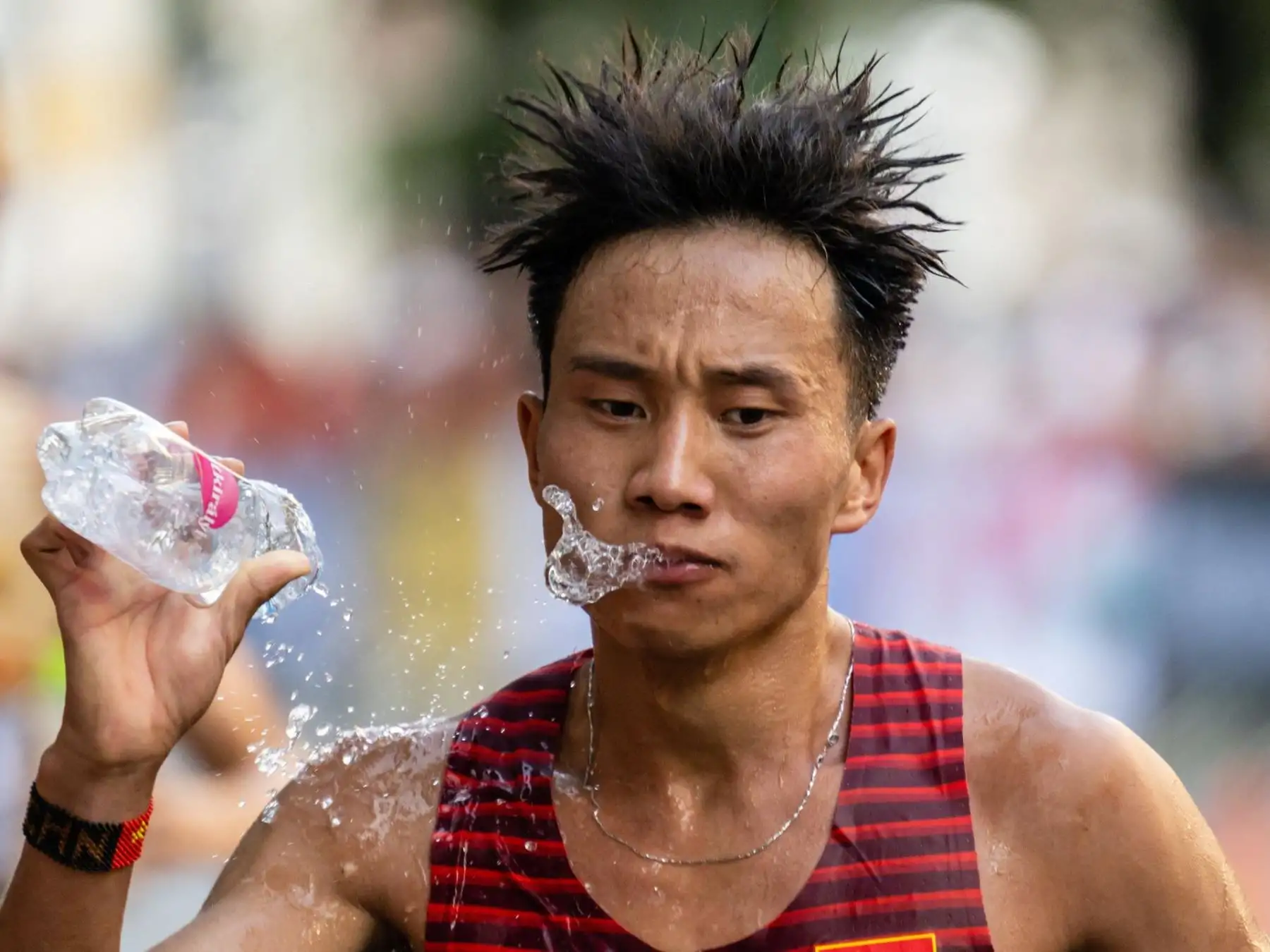 He Jie de China compite en la maratón masculina del Campeonato Mundial de Atletismo en la calle Andrassy en Budapest, Hungría, 27 de agosto de 2023. (Mundial de Atletismo, Maratón, Hungría)
Foto: EFE