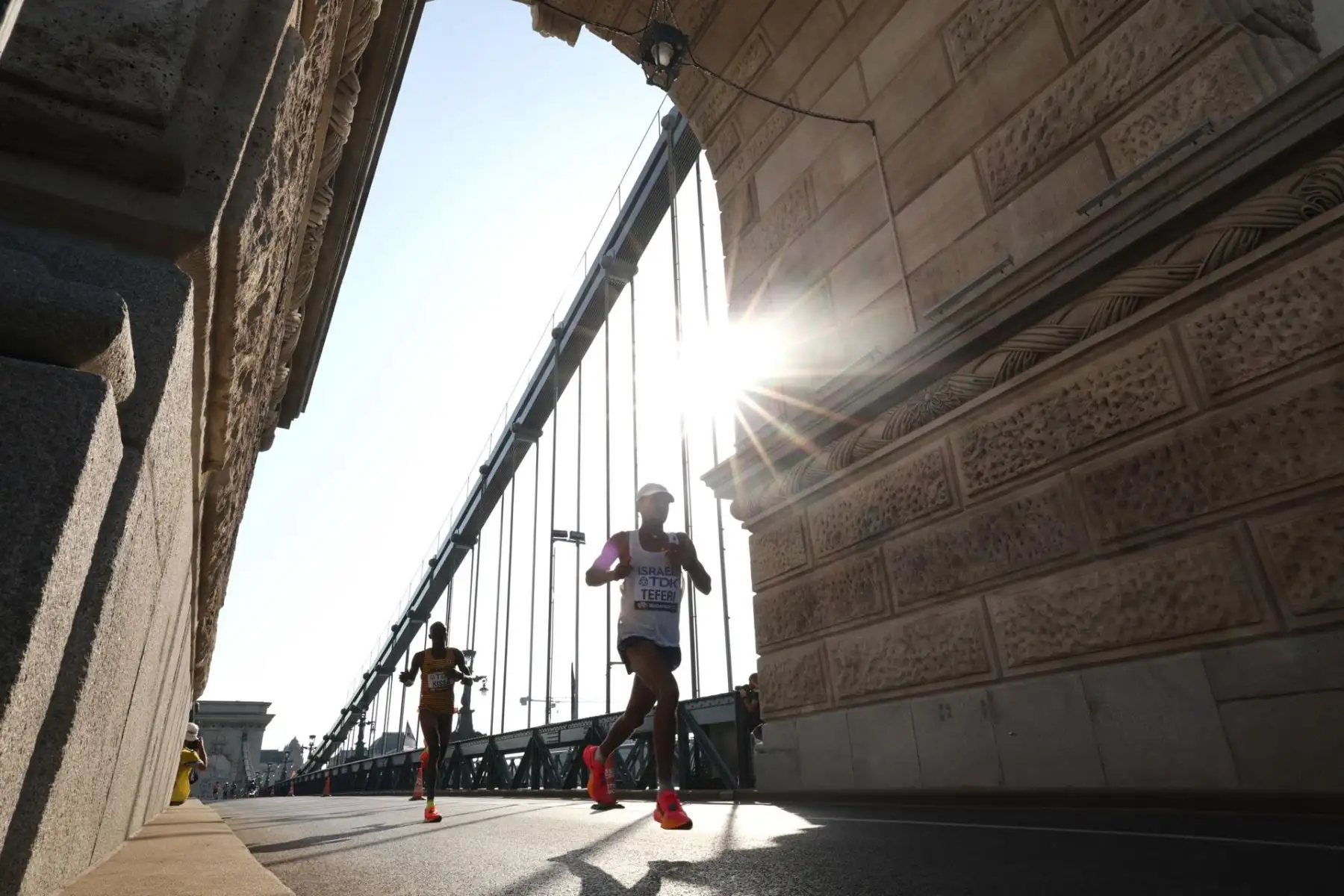 Maru Teferi de Israel compite en el Puente de las Cadenas durante la carrera de maratón masculina en el Campeonato Mundial de Atletismo en el Puente de las Cadenas en Budapest, Hungría, 27 de agosto de 2023. (Mundial de Atletismo, Maratón, Hungría)
Foto: EFE