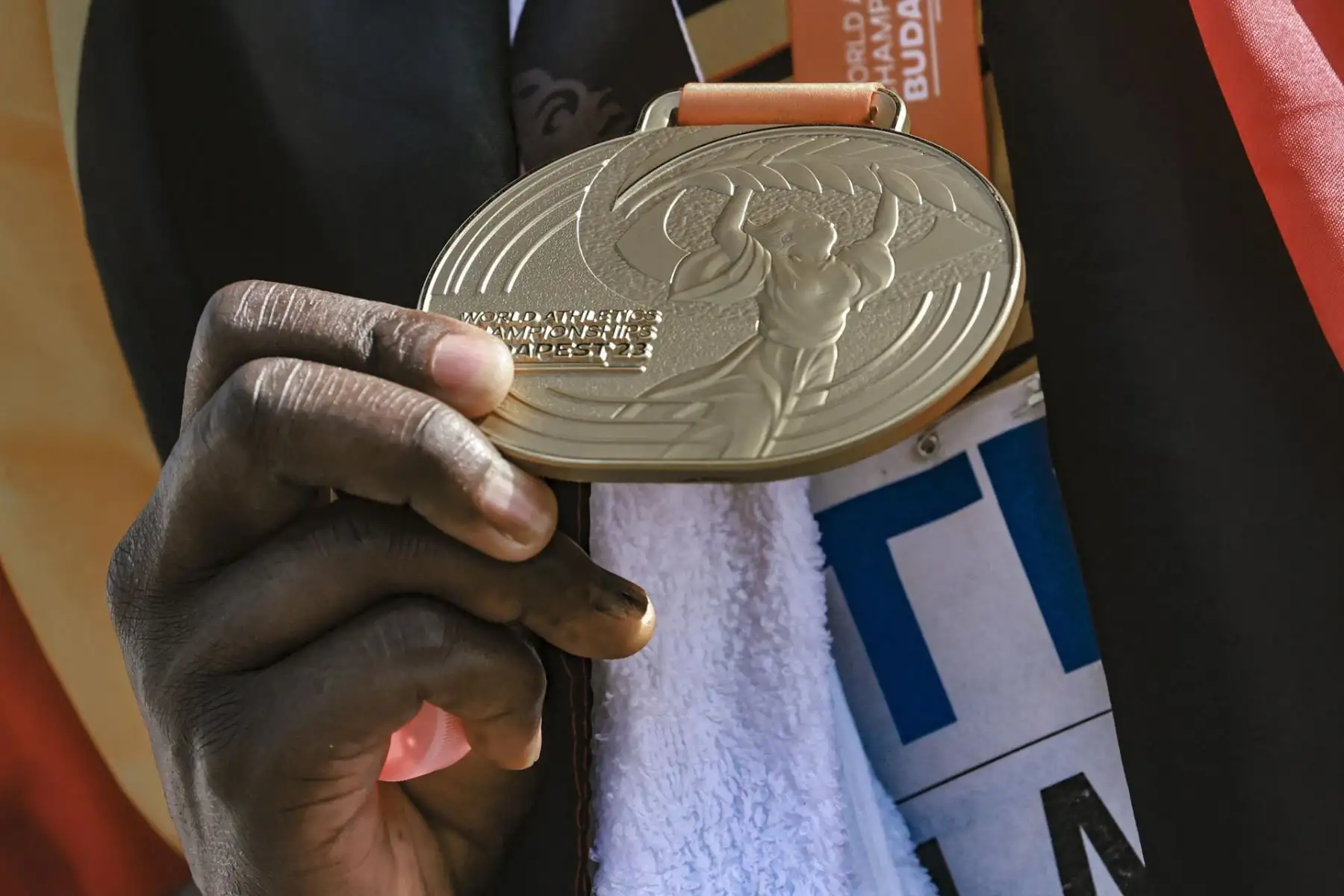 Victor Kiplangat de Uganda posa con la medalla de oro después de ganar la maratón masculina del Campeonato Mundial de Atletismo en la Plaza de los Héroes de Budapest, Hungría, el 27 de agosto de 2023. (Mundial de Atletismo, Maratón, Hungría)
Foto: EFE