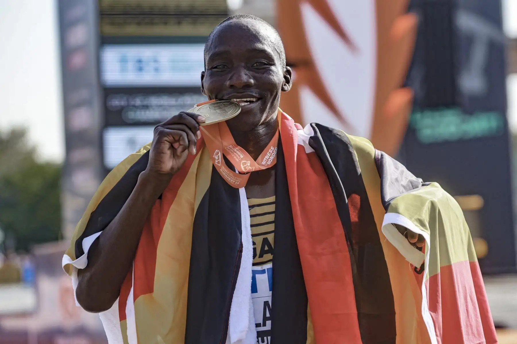 Victor Kiplangat de Uganda posa con la medalla de oro después de ganar la maratón masculina del Campeonato Mundial de Atletismo en la Plaza de los Héroes de Budapest, Hungría, el 27 de agosto de 2023. (Mundial de Atletismo, Maratón, Hungría)
Foto: EFE