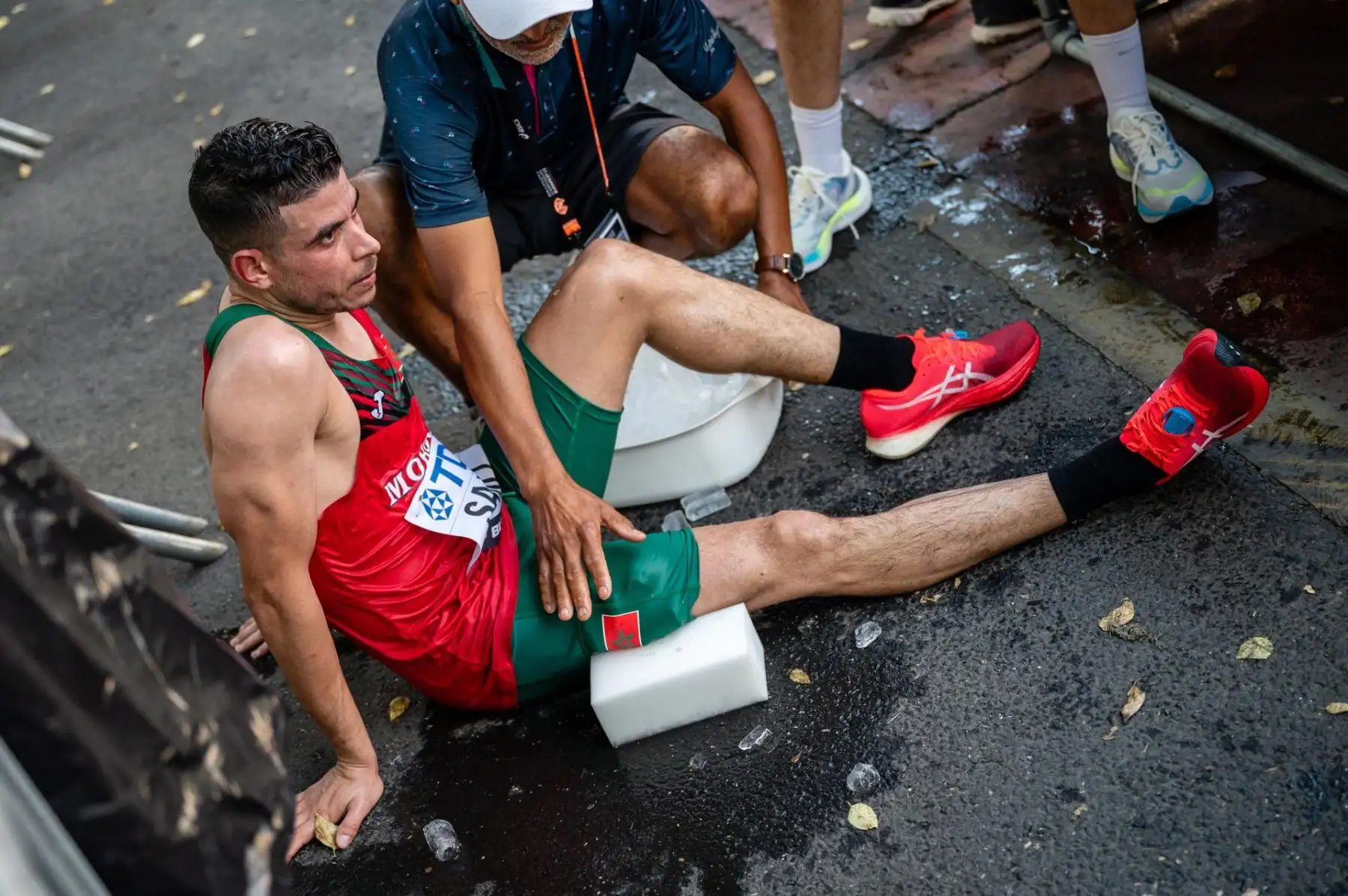 Hamza Sahli de Marruecos recibe tratamiento médico durante la maratón masculina del Campeonato Mundial de Atletismo en la calle Andrassy en Budapest, Hungría, 27 de agosto de 2023. (Mundial de Atletismo, Maratón, Hungría, Marruecos)
Foto: EFE
