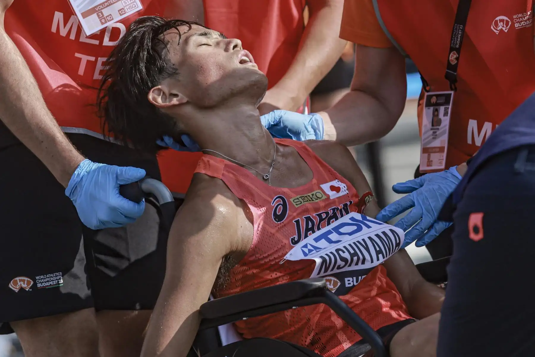 El japonés Kazuya Nishiyama recibe atención médica tras cruzar la línea de meta de la maratón masculina este domingo durante el campeonato del mundo de Atletismo de Hungría.
Foto: EFE