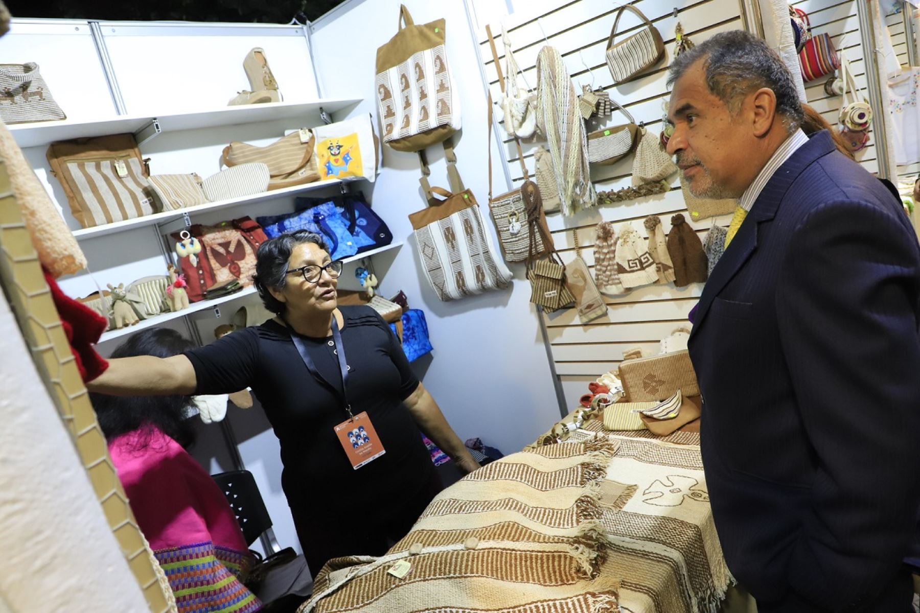 Ministro de Comercio Exterior y Turismo, Juan Carlos Mathews, visita stand de artesanía peruana en el parque Kennedy en Miraflores. Foto: Cortesía.