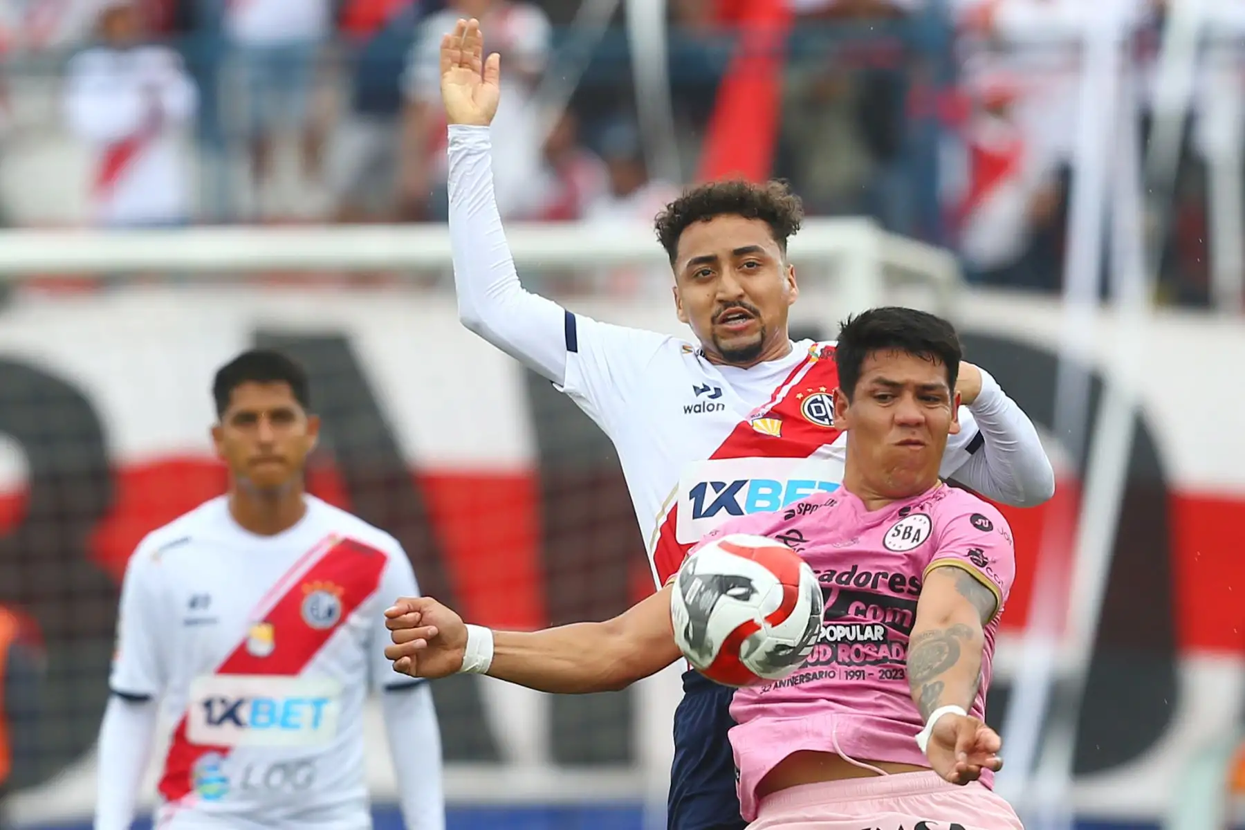 El jugador de Sport Boys, Nicolas Contín se enfrenta al jugador de Deportivo Municipal por la fecha 11 del Torneo Clausura en el estadio Iván Elías Moreno de Villa el Salvador.
Foto: ANDINA/Eddy Ramos