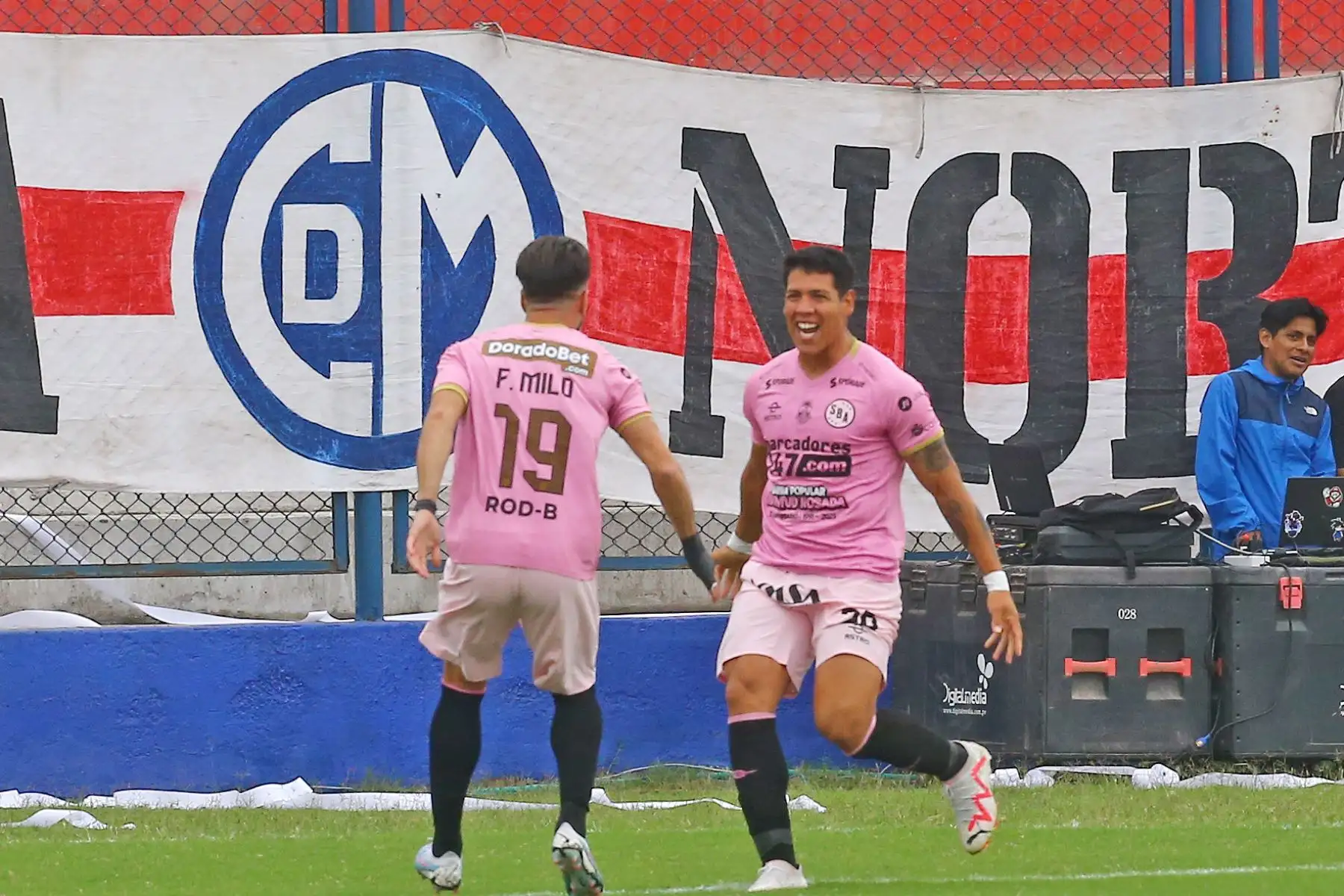 El jugador de Sport Boys, Nicolas Contín celebra su gol anotado ante Sport Boys por la fecha 11 del Torneo Clausura en el estadio Iván Elías Moreno de Villa el Salvador.
Foto: ANDINA/Eddy Ramos