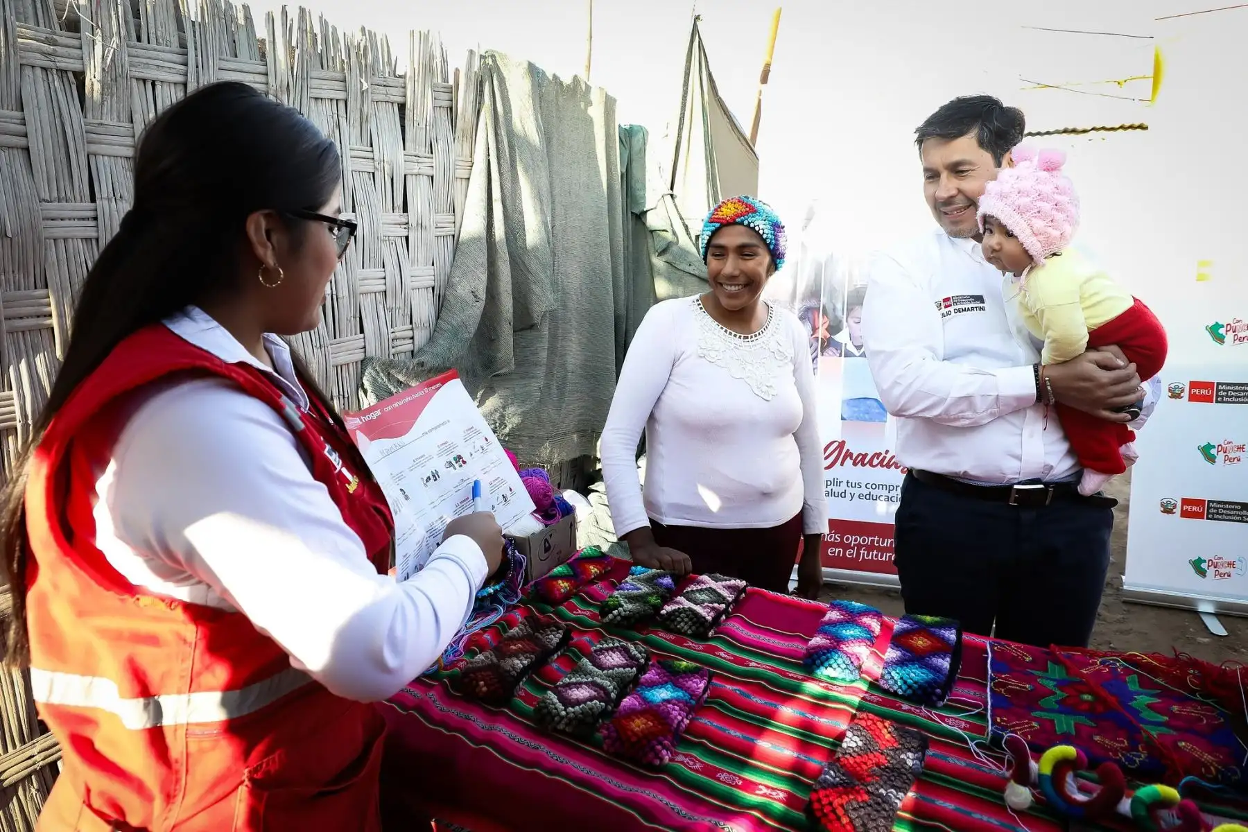Ministro de Desarrollo e Inclusión Social, Julio Demartini conoce emprendimientos de hogares de familias usuarias del programa Juntos en la región Tacna.
Foto: Midis