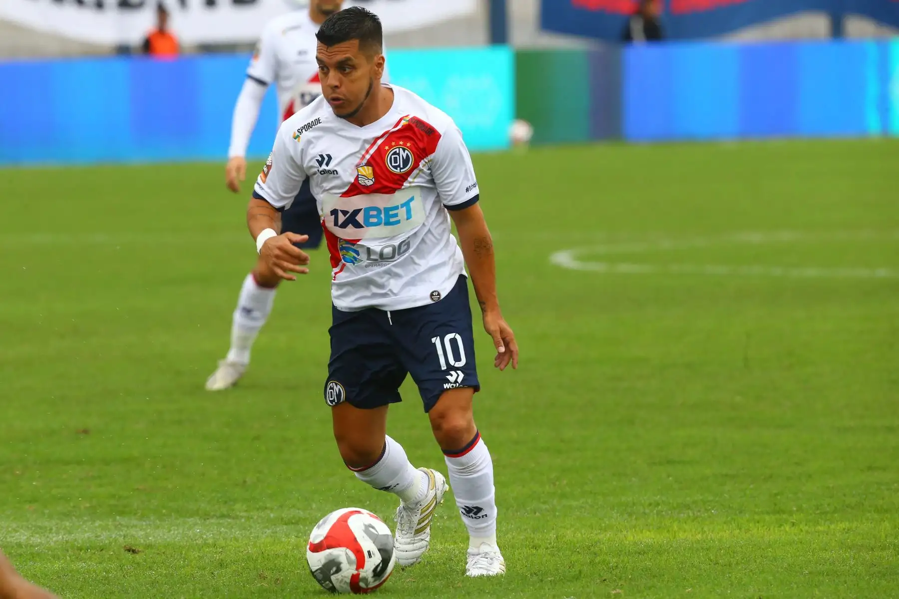 El jugador de Deportivo Municipal, Matías Pérez se enfrenta al jugador de Sport Boys por la fecha 11 del Torneo Clausura en el estadio Iván Elías Moreno de Villa el Salvador.
Foto: ANDINA/Eddy Ramos