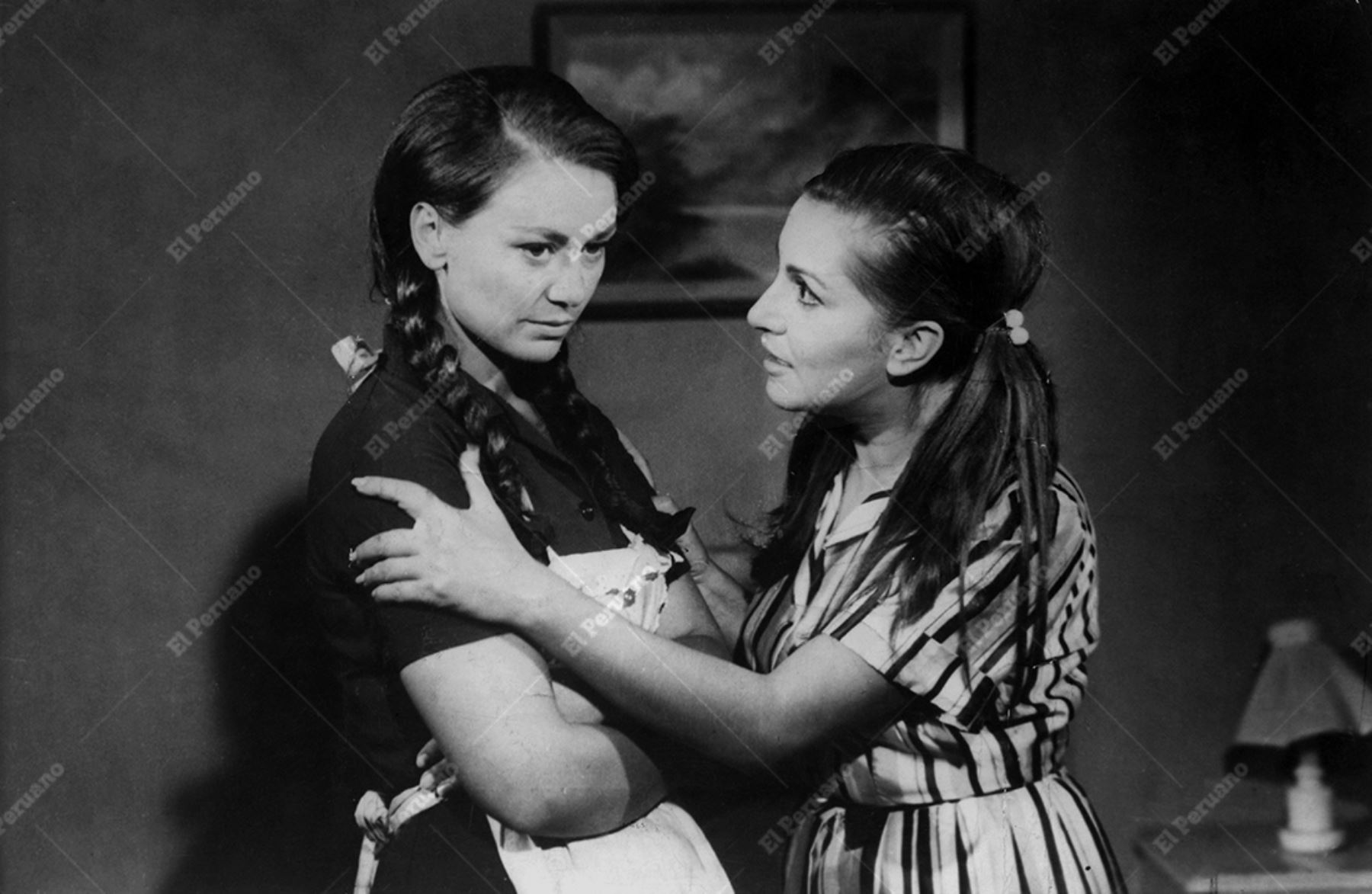 Lima - 1969 / Saby Kamalich y Mariella Trejos en una escena de la telenovela "Simplemente María". Foto / Archivo Histórico El Peruano