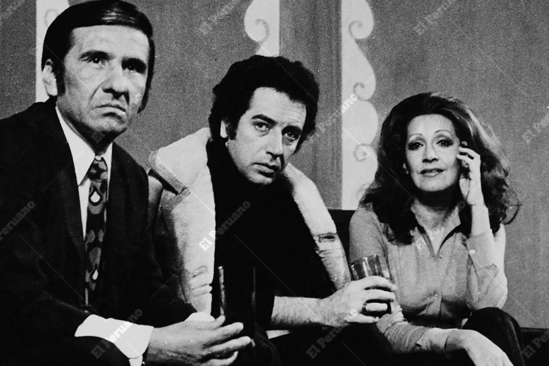Lima - octubre 1974 / Conferencia de prensa de los actores: Alberto Sorogastúa, Hernán Romero y Mariella Trejos que actuarán en la obra "Doble Juego". Foto / Archivo Histórico El Peruano