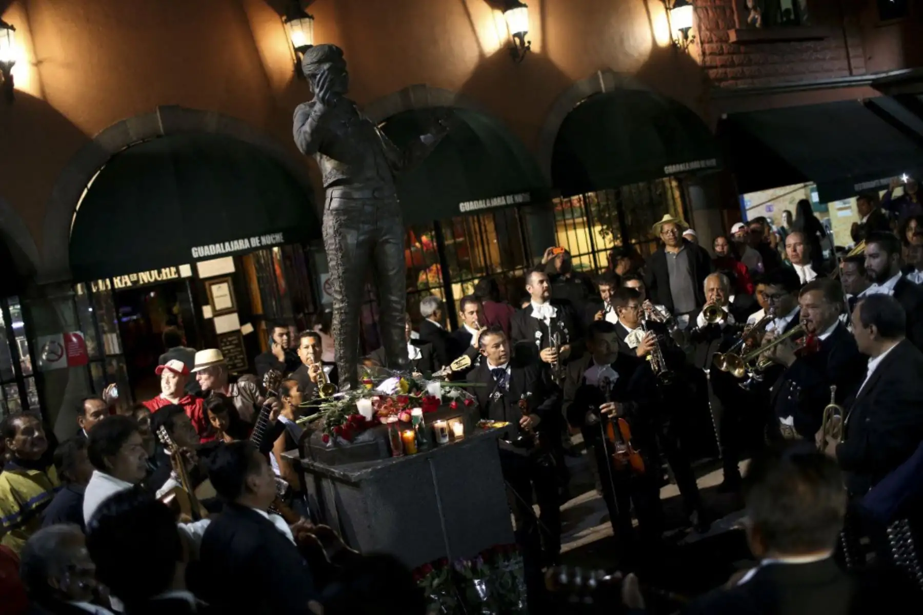 Personas y mariachis tradicionales mexicanos actúan alrededor de la estatua del cantante y compositor mexicano "Juan Gabriel" en la Plaza Garibaldi el 28 de agosto de 2016 en la Ciudad de México. El cantante y compositor mexicano Alberto Aguilera, conocido como “Juan Gabriel” falleció el 28 de agosto de 2016 en Los Ángeles, California, Estados Unidos. Foto: AFP