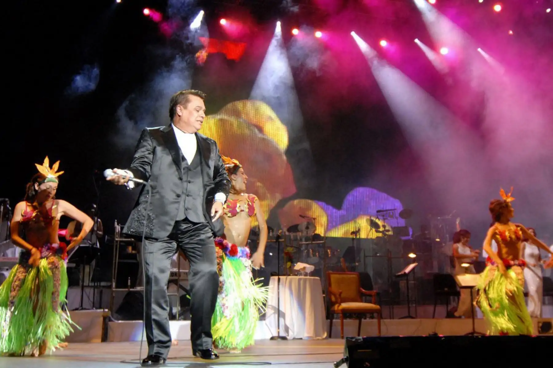 El cantante mexicano Juan Gabriel actúa durante un concierto en el Auditorio Nacional de la ciudad de México el 26 de abril de 2006.  Foto: AFP