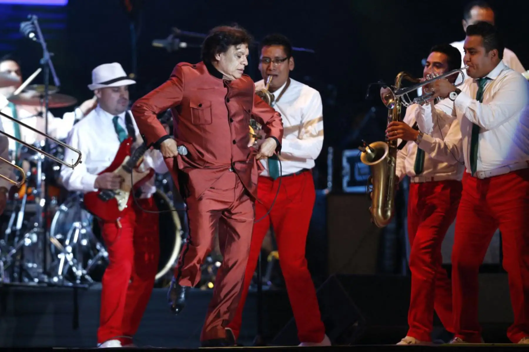 El cantante mexicano Juan Gabriel, "el Divo de Juárez", lanza su gira "Celebrando 2014" con un concierto en Lima. Foto: AFP