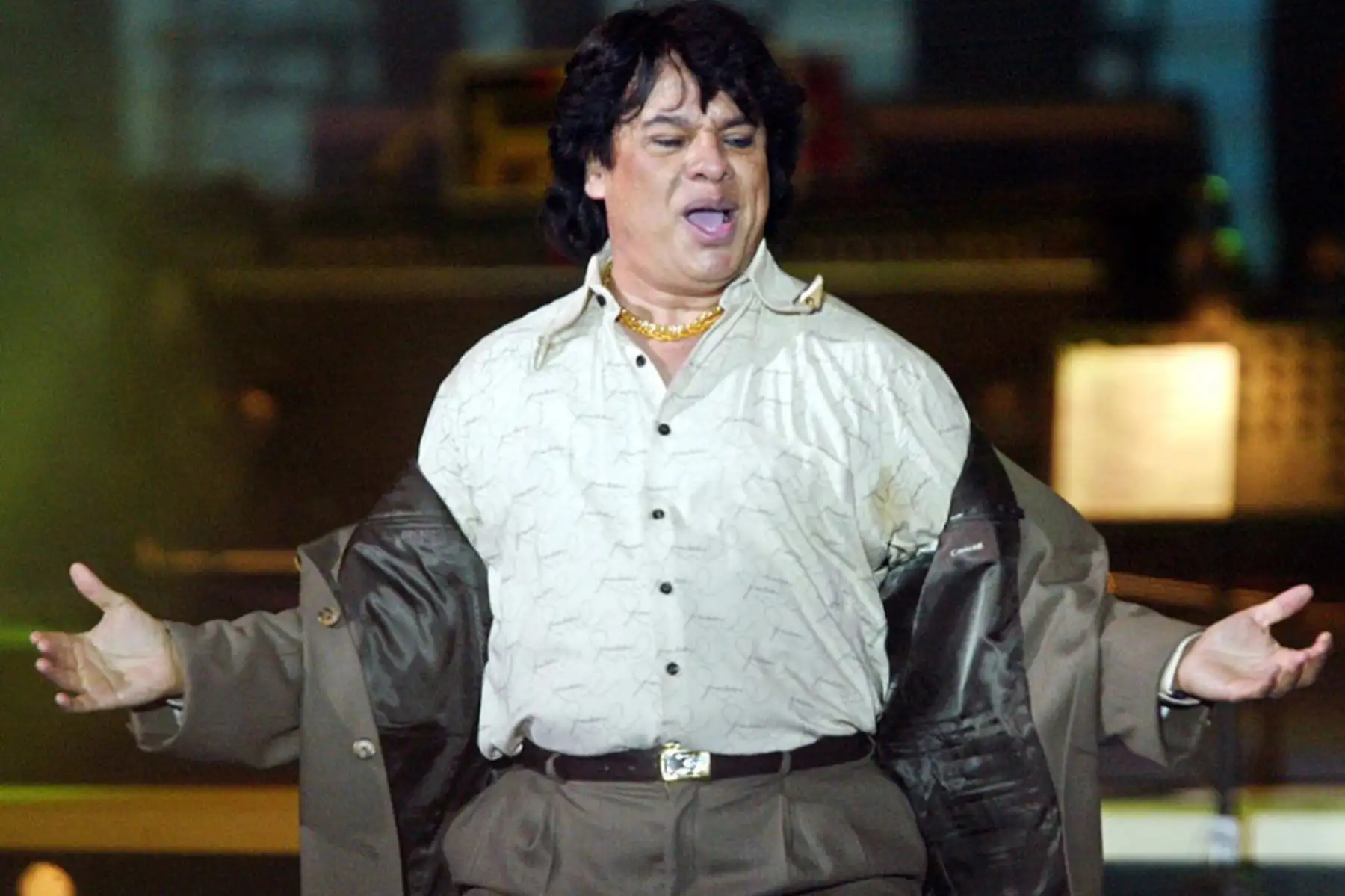 El cantautor mexicano Juan Gabriel en la tercera jornada de la 45ta edición del Festival Internacional en Chile, el 20 de febrero de 2004.  Foto: AFP
