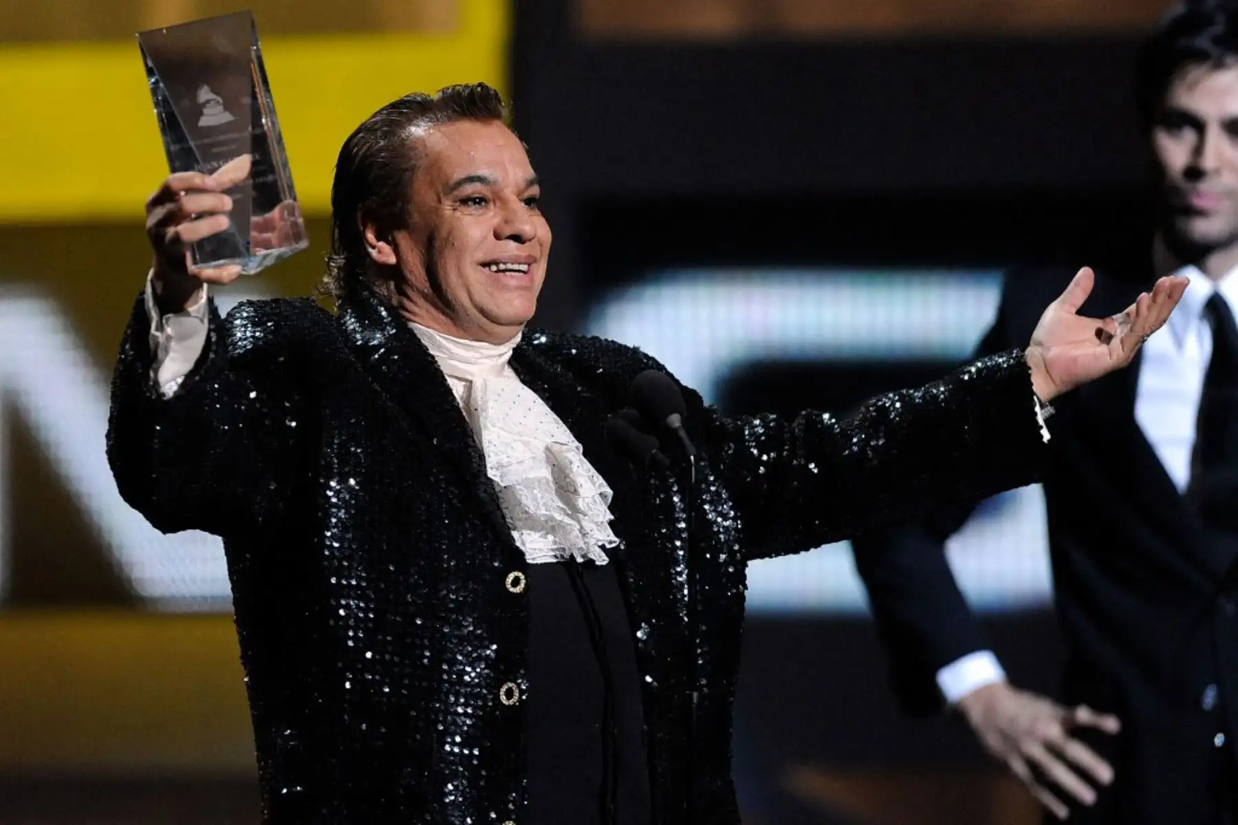 El cantante Juan Gabriel acepta el premio Persona del Año de manos del cantante Enrique Iglesias en el escenario durante la décima entrega anual de los Latin GRAMMY celebrada en el Mandalay Bay Events Centeren Las Vegas, Nevada. Foto: AFP