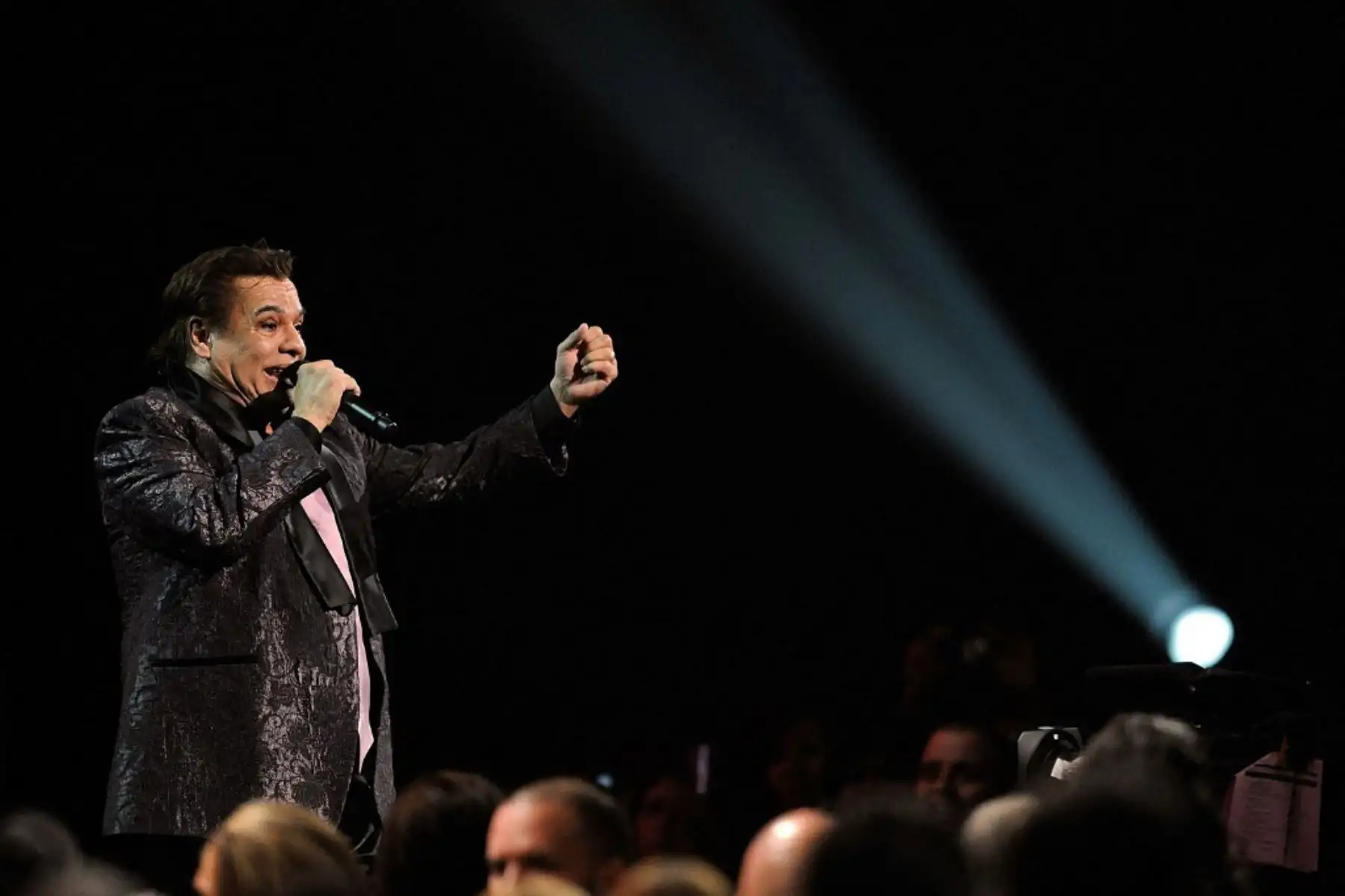 El cantante Juan Gabriel se presenta en el escenario durante la décima entrega anual de los Latin GRAMMY celebrada en el Mandalay Bay Events Center el 5 de noviembre de 2009 en Las Vegas, Nevada. Foto: AFP