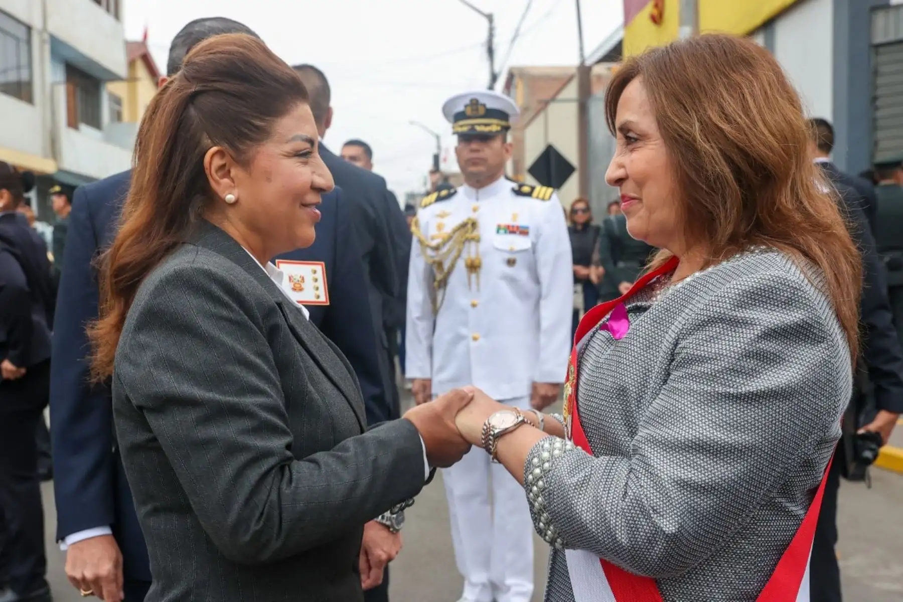 Durante la ceremonia en homenaje a la mujer tacneña, la mandataria entregó la resolución que declara como Patrimonio Cultural de la Nación al primer libro de actas de la Sociedad Católica de Instrucción y Auxilios Mutuos, creada por tacneñas para defender el patriotismo. Foto: ANDINA/ Prensa Presidencia