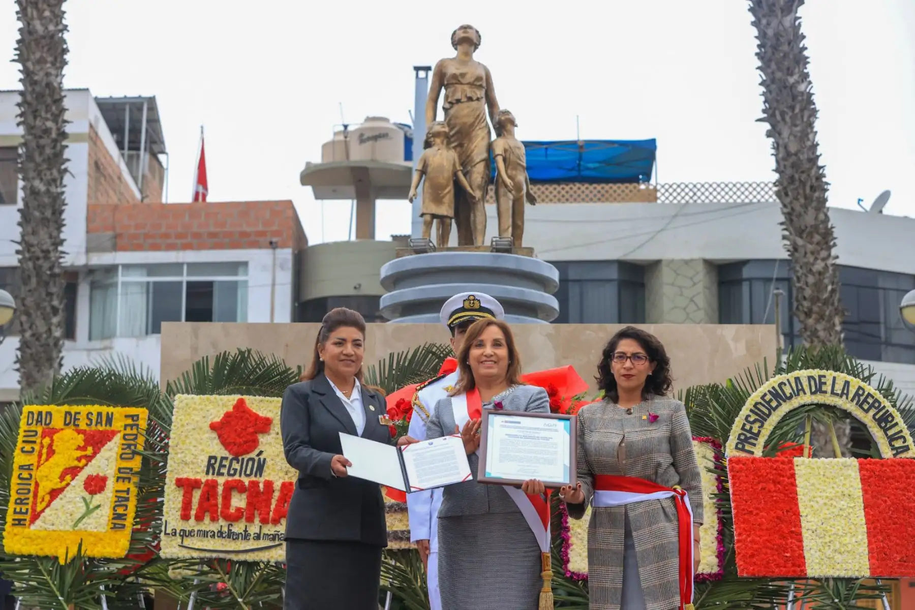 Durante la ceremonia en homenaje a la mujer tacneña, la mandataria entregó la resolución que declara como Patrimonio Cultural de la Nación al primer libro de actas de la Sociedad Católica de Instrucción y Auxilios Mutuos, creada por tacneñas para defender el patriotismo. Foto: ANDINA/ Prensa Presidencia