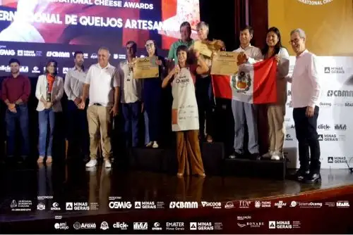 Percy Medina Morales, presidente ejecutivo de Sierra y Selva Exportadora, institución adscrita al Midagri, estuvo presente en este importante concurso y extendió sus felicitaciones a las organizaciones peruanas queseras ganadoras.