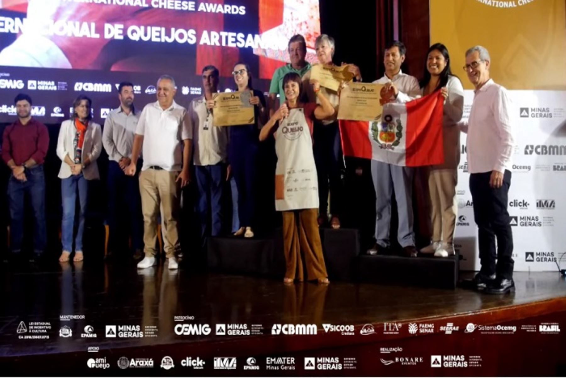 Percy Medina Morales, presidente ejecutivo de Sierra y Selva Exportadora, institución adscrita al Midagri, estuvo presente en este importante concurso y extendió sus felicitaciones a las organizaciones peruanas queseras ganadoras.