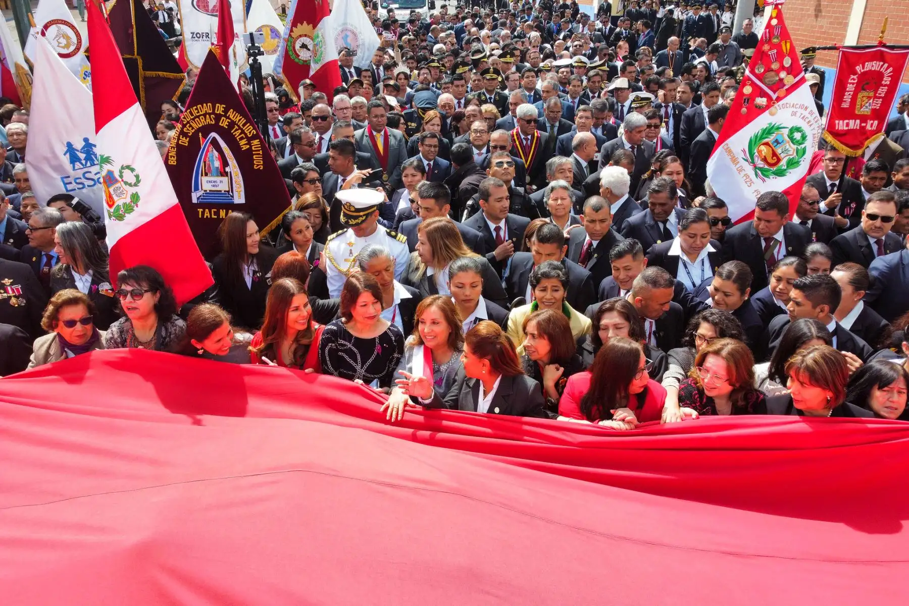 La jefa del Estado, Dina Boluarte, encabeza la Solemne Procesión de la Bandera Nacional en la heroica ciudad de Tacna, y es la primera vez que una mujer presidenta lidera este acto, el cual se desarrolla en el marco del 94.° Aniversario de la Reincorporación de Tacna al Perú. Foto: ANDINA/ Prensa Presidencia