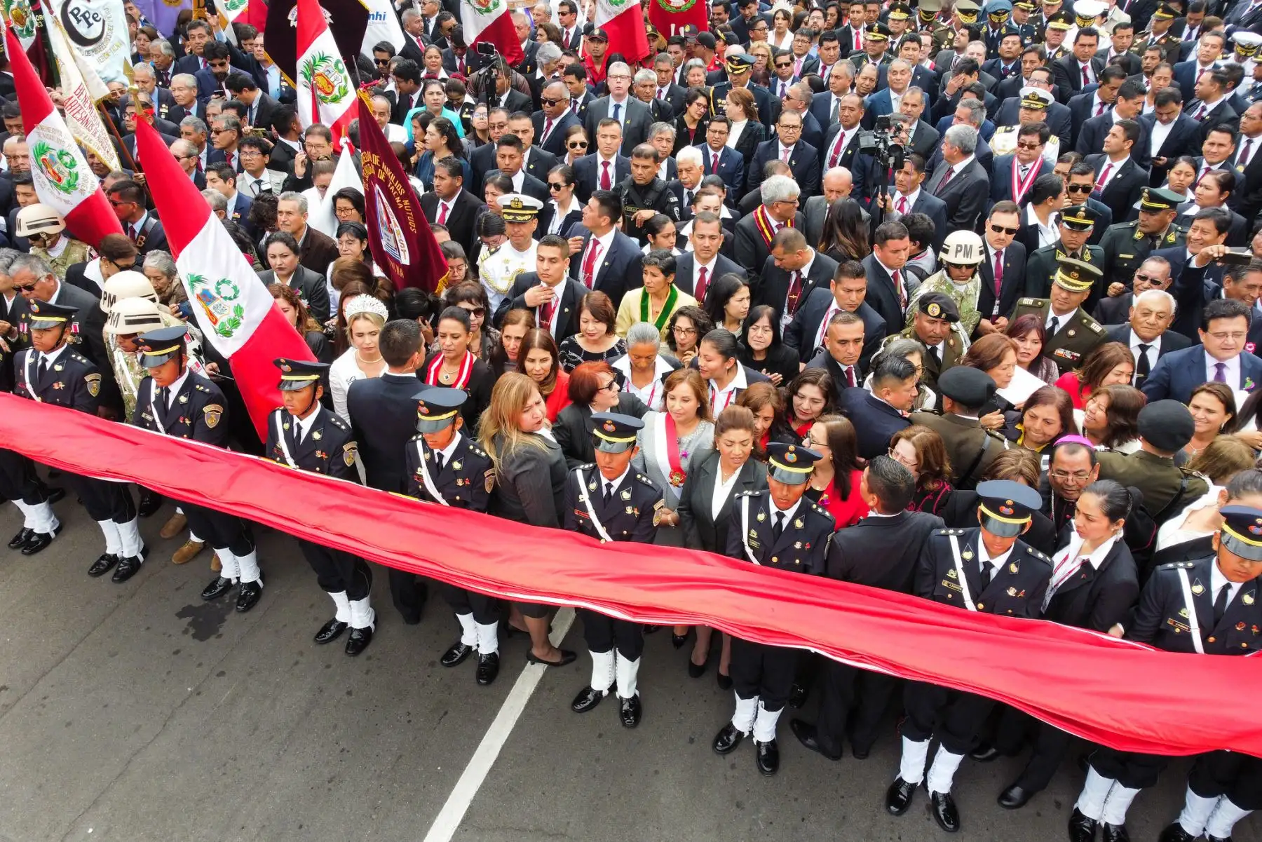 La jefa del Estado, Dina Boluarte, encabeza la Solemne Procesión de la Bandera Nacional en la heroica ciudad de Tacna, y es la primera vez que una mujer presidenta lidera este acto, el cual se desarrolla en el marco del 94.° Aniversario de la Reincorporación de Tacna al Perú. Foto: ANDINA/ Prensa Presidencia