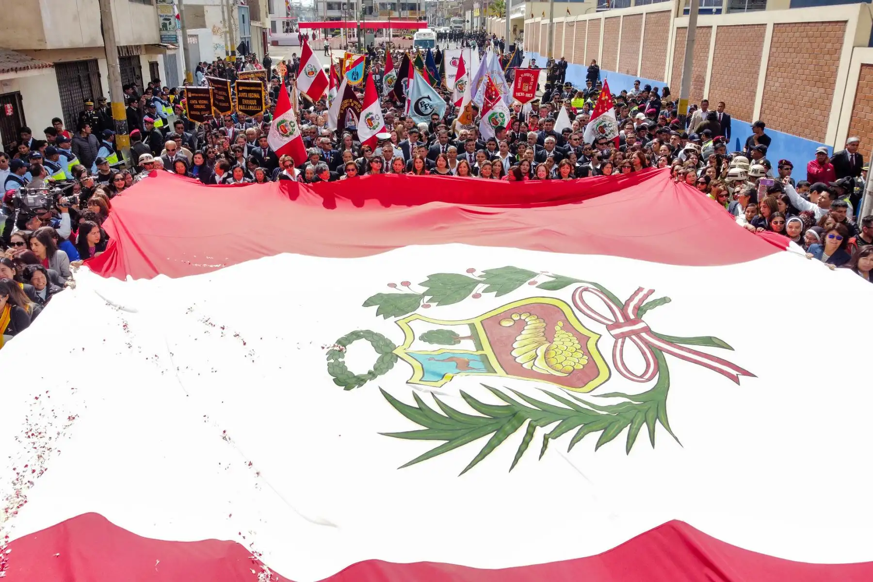 La jefa del Estado, Dina Boluarte, encabeza la Solemne Procesión de la Bandera Nacional en la heroica ciudad de Tacna, y es la primera vez que una mujer presidenta lidera este acto, el cual se desarrolla en el marco del 94.° Aniversario de la Reincorporación de Tacna al Perú. Foto: ANDINA/ Prensa Presidencia