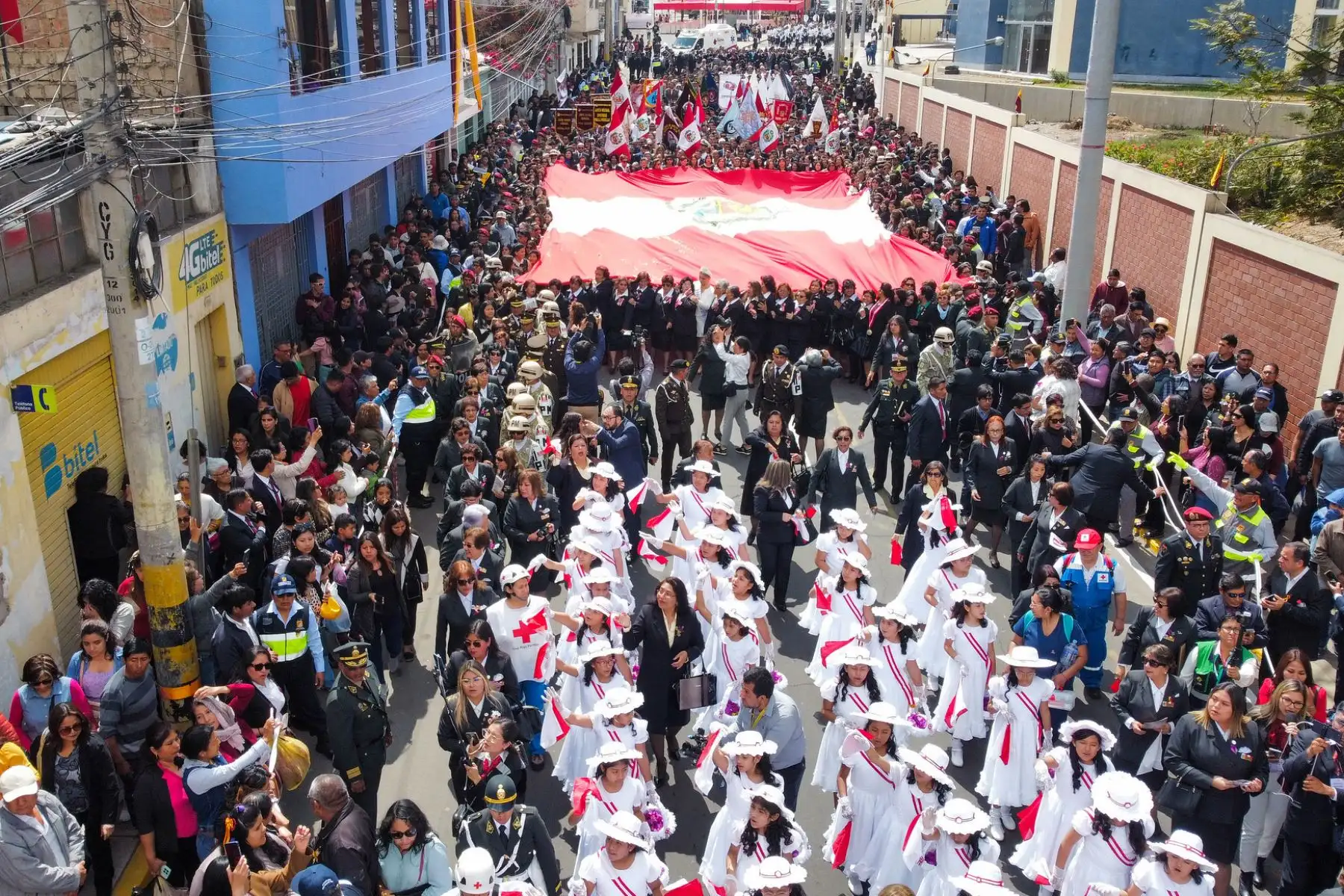 La jefa del Estado, Dina Boluarte, encabeza la Solemne Procesión de la Bandera Nacional en la heroica ciudad de Tacna, y es la primera vez que una mujer presidenta lidera este acto, el cual se desarrolla en el marco del 94.° Aniversario de la Reincorporación de Tacna al Perú. Foto: ANDINA/ Prensa Presidencia