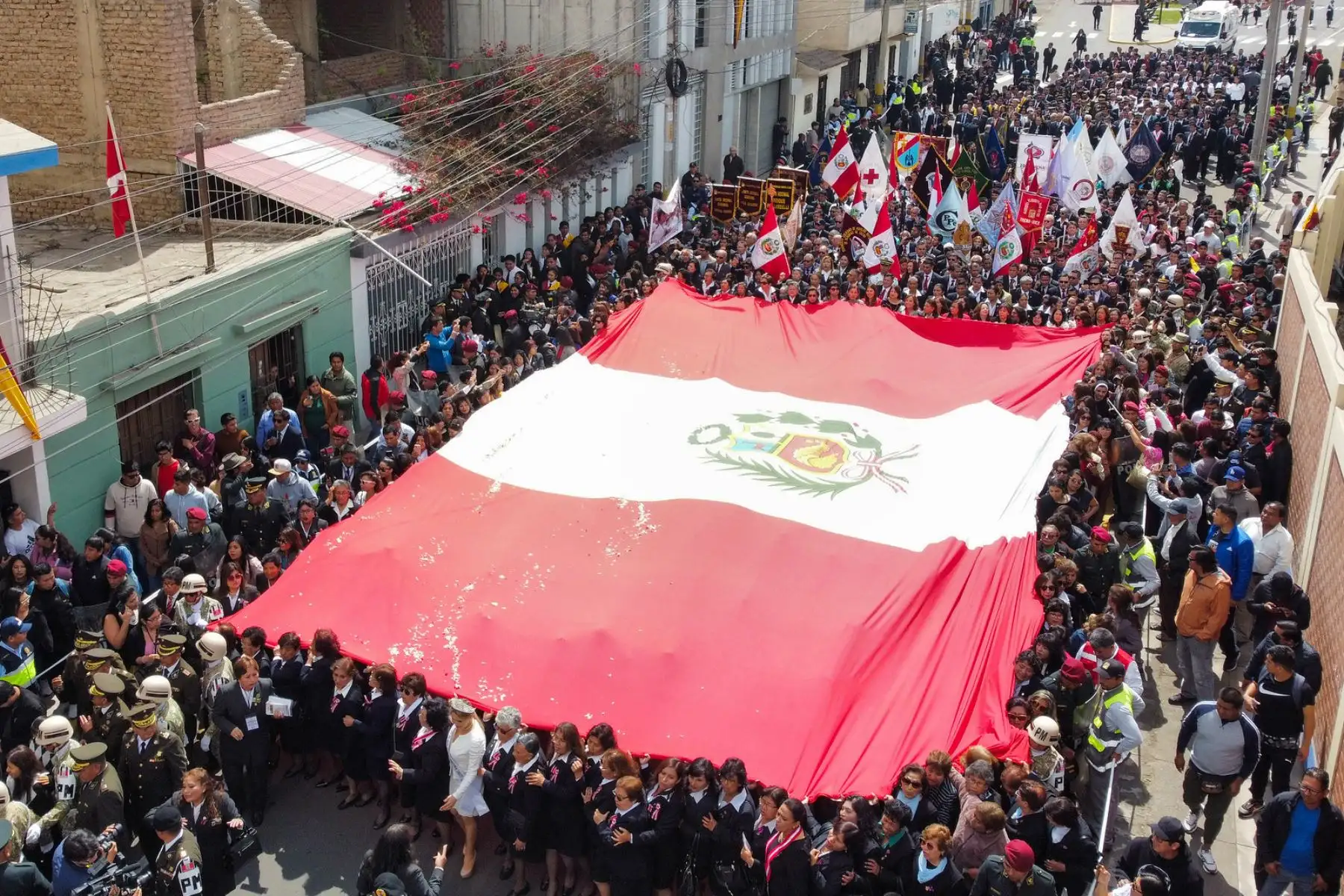 La jefa del Estado, Dina Boluarte, encabeza la Solemne Procesión de la Bandera Nacional en la heroica ciudad de Tacna, y es la primera vez que una mujer presidenta lidera este acto, el cual se desarrolla en el marco del 94.° Aniversario de la Reincorporación de Tacna al Perú. Foto: ANDINA/ Prensa Presidencia