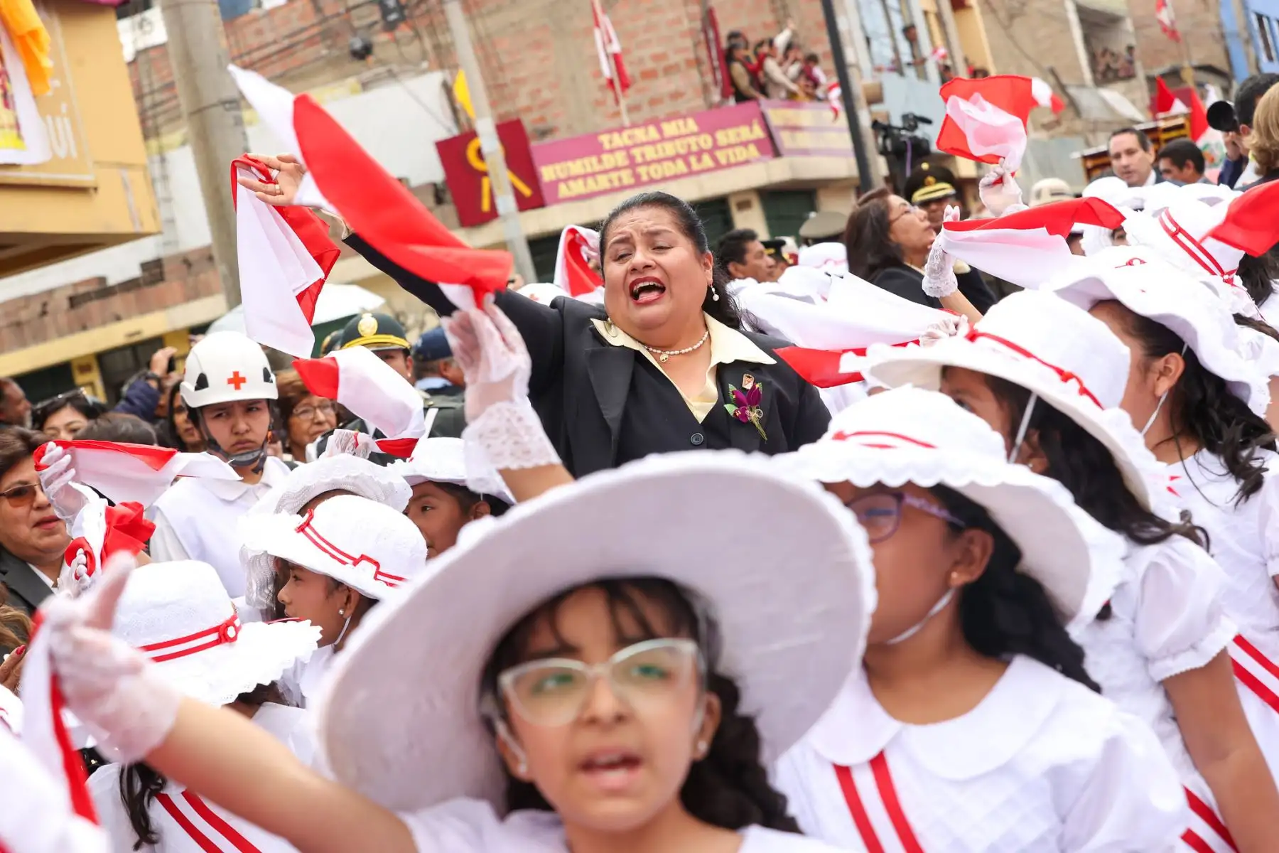 La presidenta Dina Boluarte, acompañada de mujeres tacneñas, ministros de Estado y autoridades locales, participó de la procesión de la Bandera Nacional, en el marco del el 94.° Aniversario de la Reincorporación de Tacna a la Heredad Nacional. Foto: ANDINA/ Prensa Presidencia