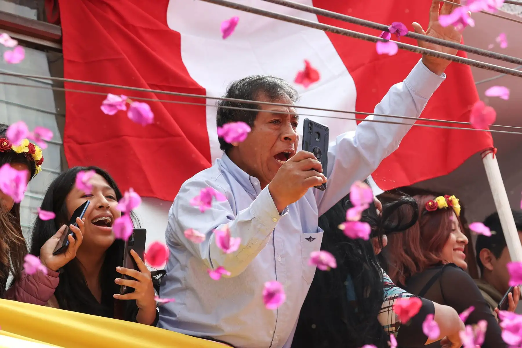 La presidenta Dina Boluarte, acompañada de mujeres tacneñas, ministros de Estado y autoridades locales, participó de la procesión de la Bandera Nacional, en el marco del el 94.° Aniversario de la Reincorporación de Tacna a la Heredad Nacional. Foto: ANDINA/ Prensa Presidencia