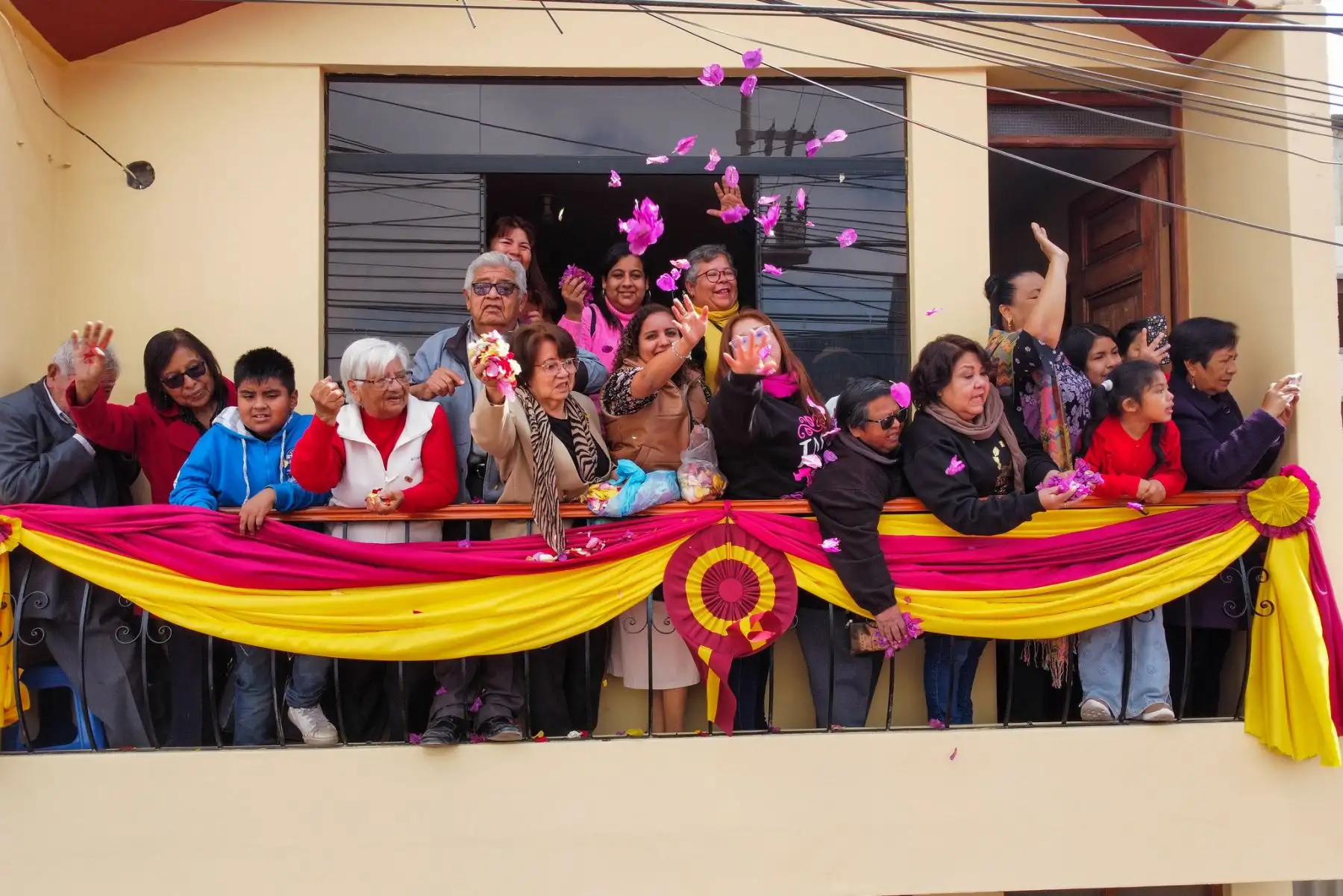 La presidenta Dina Boluarte, acompañada de mujeres tacneñas, ministros de Estado y autoridades locales, participó de la procesión de la Bandera Nacional, en el marco del el 94.° Aniversario de la Reincorporación de Tacna a la Heredad Nacional. Foto: ANDINA/ Prensa Presidencia