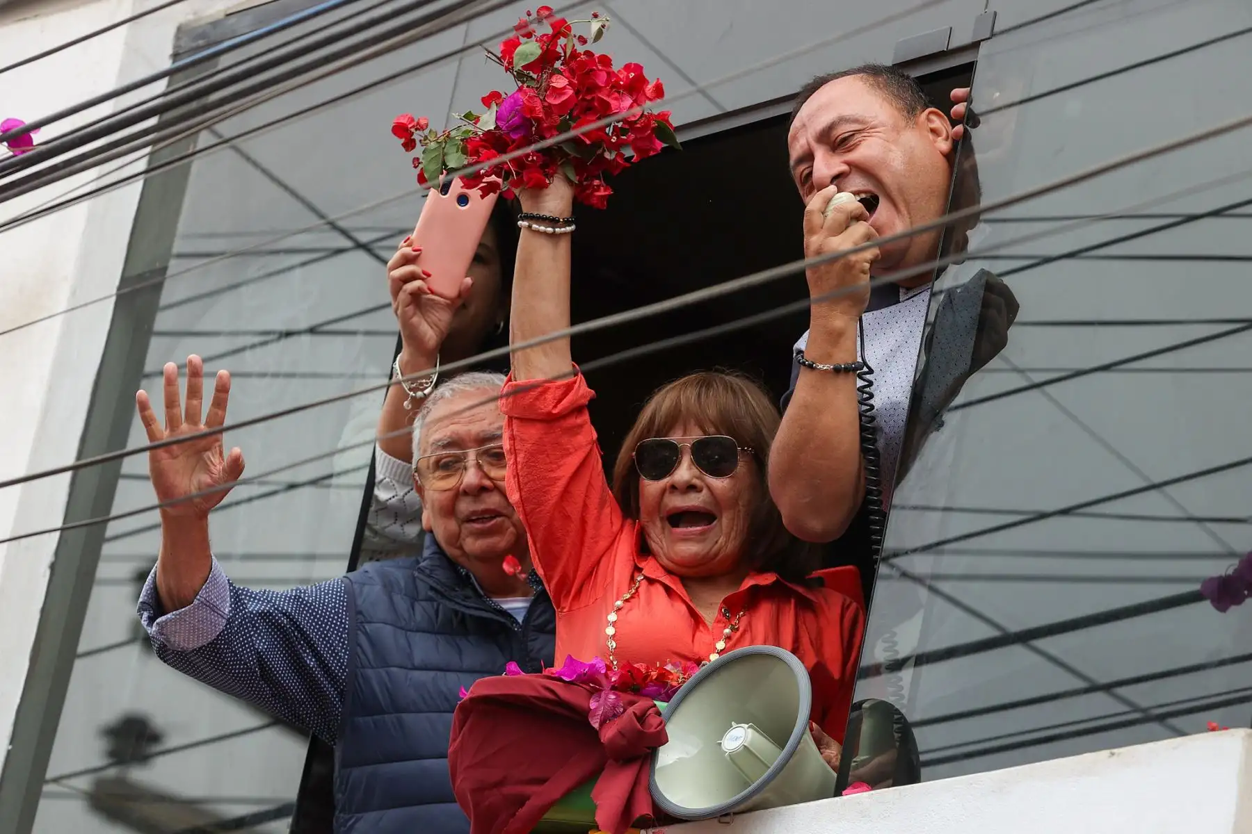 La presidenta Dina Boluarte, acompañada de mujeres tacneñas, ministros de Estado y autoridades locales, participó de la procesión de la Bandera Nacional, en el marco del el 94.° Aniversario de la Reincorporación de Tacna a la Heredad Nacional. Foto: ANDINA/ Prensa Presidencia