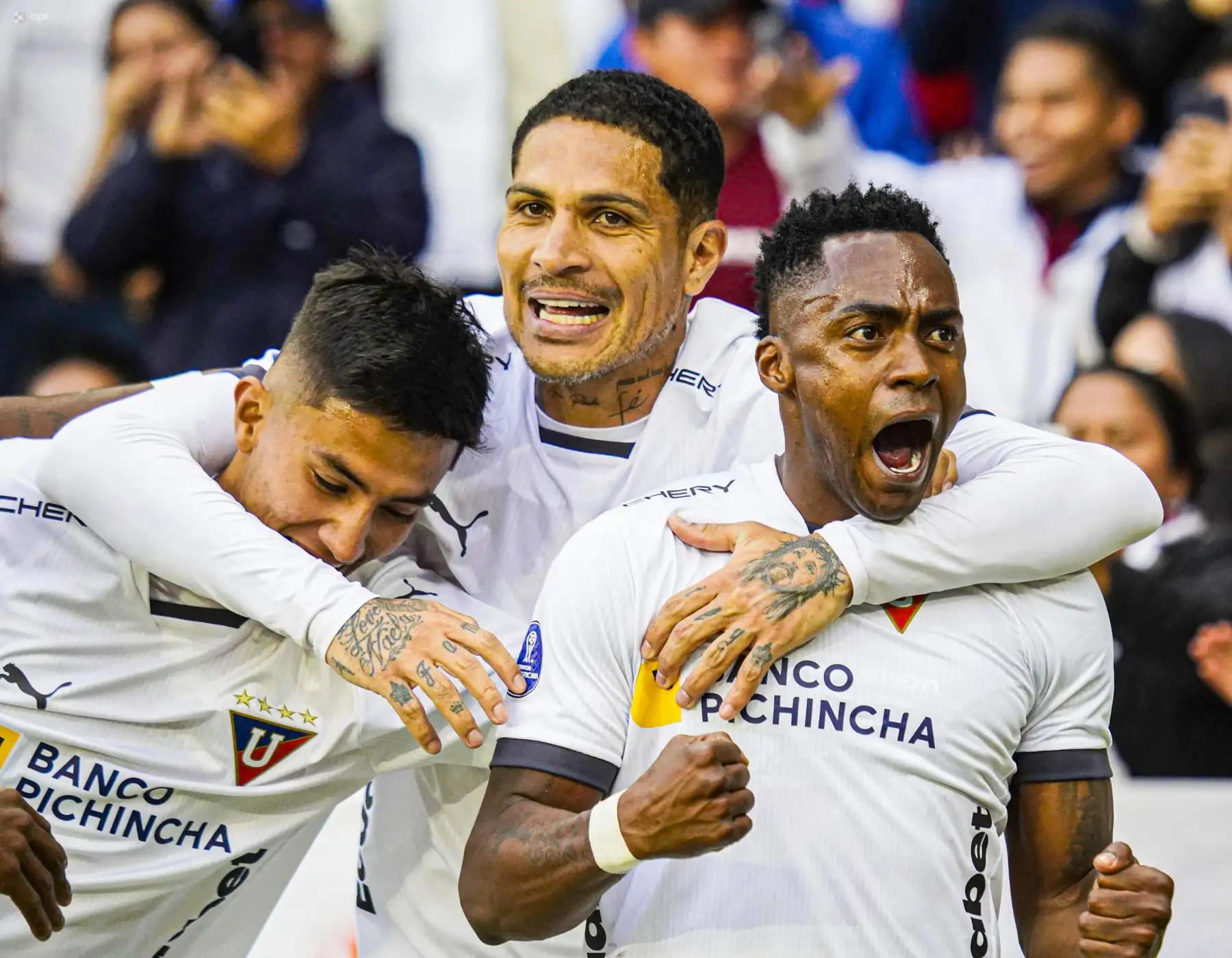 "El Depredador" Paolo Guerrero celebra con sus compañeros de Liga de Quito. Foto: Twitter