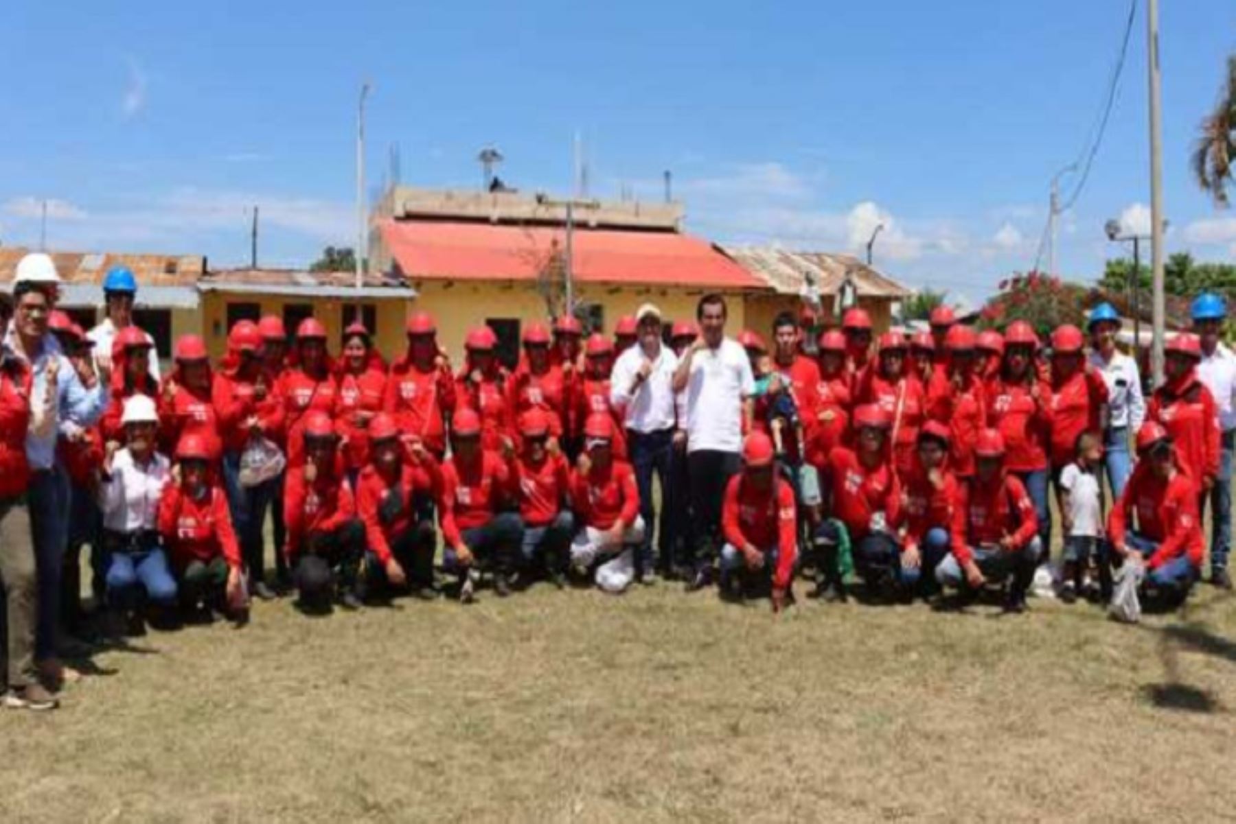 Trujillo Melgarejo, director ejecutibvo del porgrama Llamkasun Perú firmó un acta de compromiso para financiar 5 actividades de intervención inmediata.