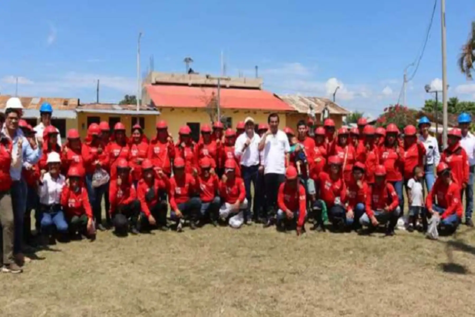 Trujillo Melgarejo, director ejecutibvo del porgrama Llamkasun Perú firmó un acta de compromiso para financiar 5 actividades de intervención inmediata.