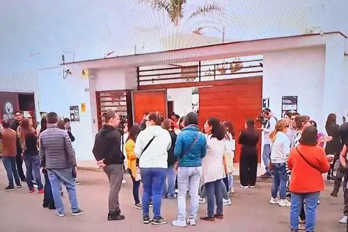 Mimp exige sanción por manipular imágenes de escolares para venderlas. Padres de familia protestan frente a colegio Saint George`s de Chorrillos. Foto: TV captura.